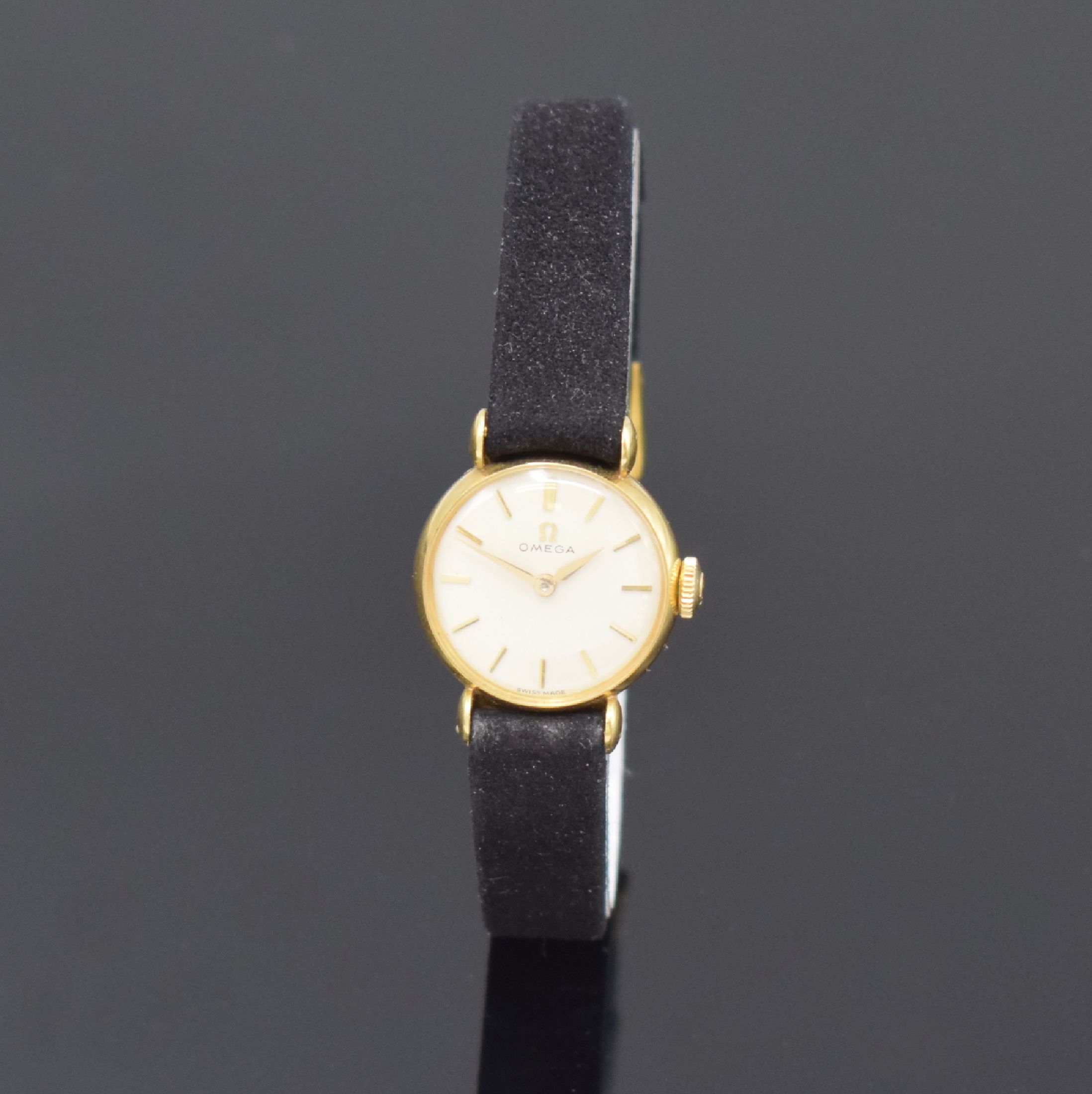 OMEGA Damenarmbanduhr in GG 750/000, Handaufzug, Schweiz um 1962, 2-teil. Geh. inkl. orig. Lederband m. verg. orig. Dornschl., Boden aufgedr., silb. ...