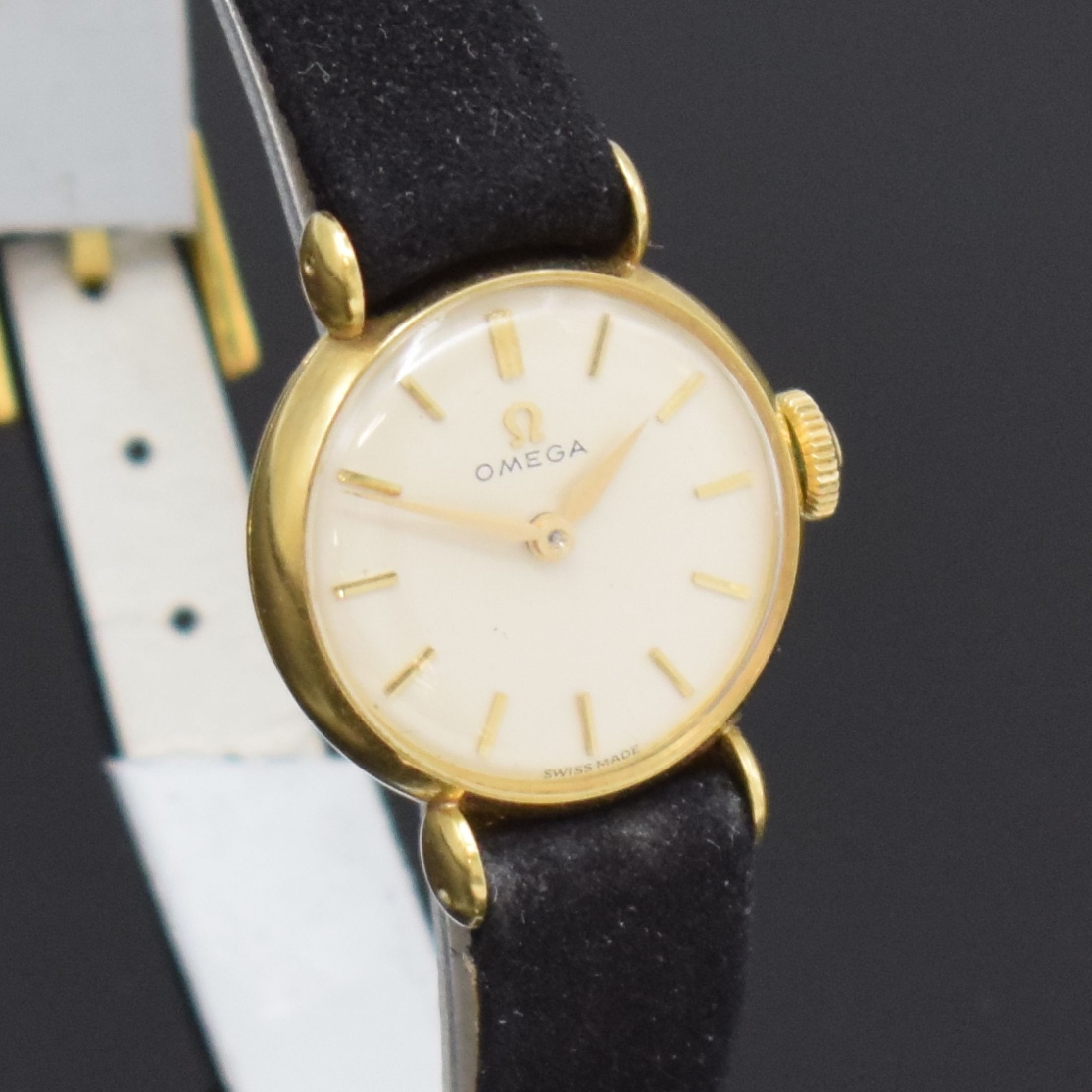Detail c: OMEGA Damenarmbanduhr in GG 750/000, Handaufzug, Schweiz um 1962, 2-teil. Geh. inkl. orig. Lederband m. verg. orig. Dornschl., Boden aufgedr., silb. ...