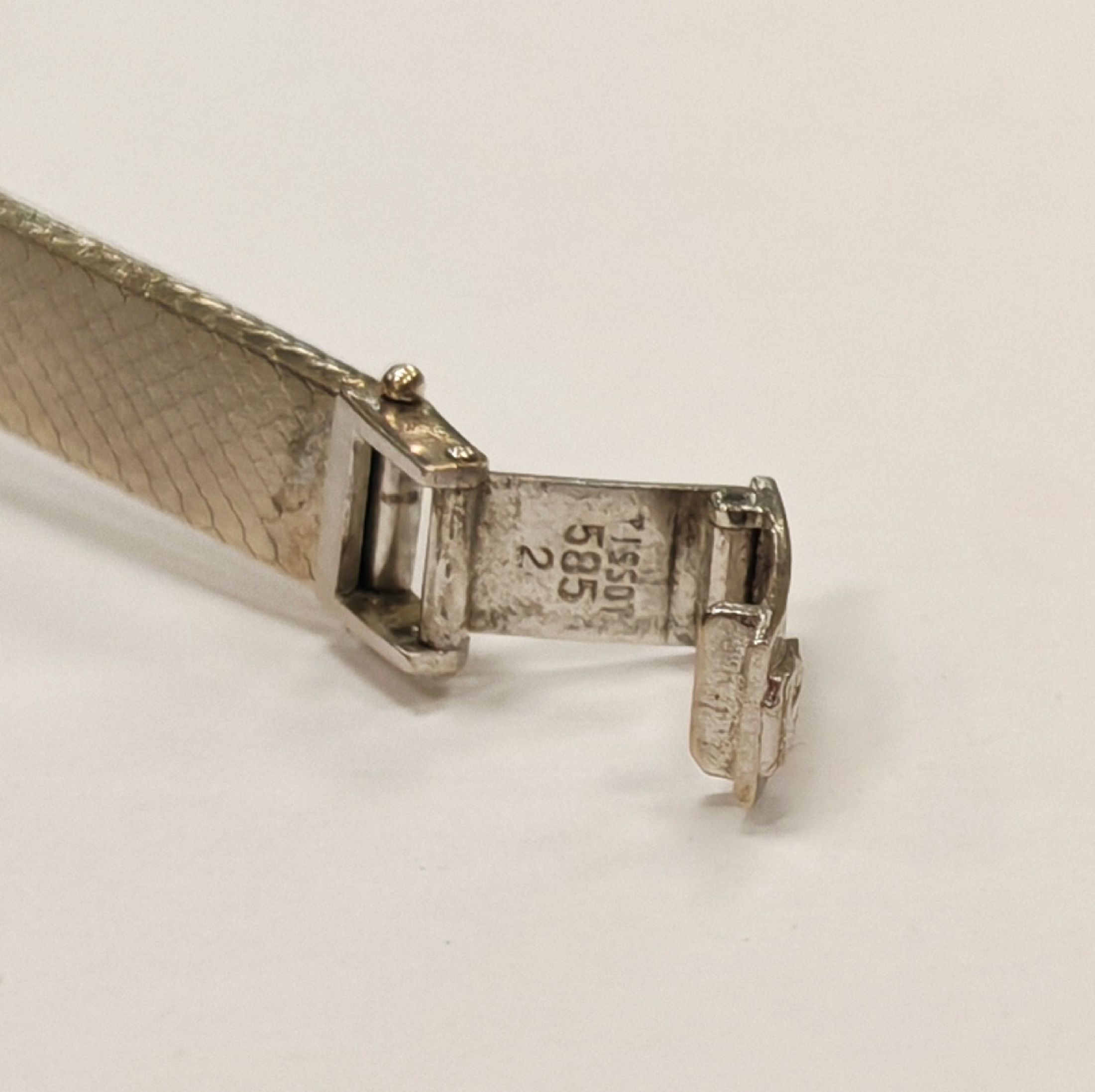 Detail d: TISSOT Damenarmbanduhr in WG 585/000, Handaufzug, Schweiz um 1970, Geh. bei 6 und 12 mit 10 Diamanten bes., Boden aufgedr., vers. Zifferbl. m. ...