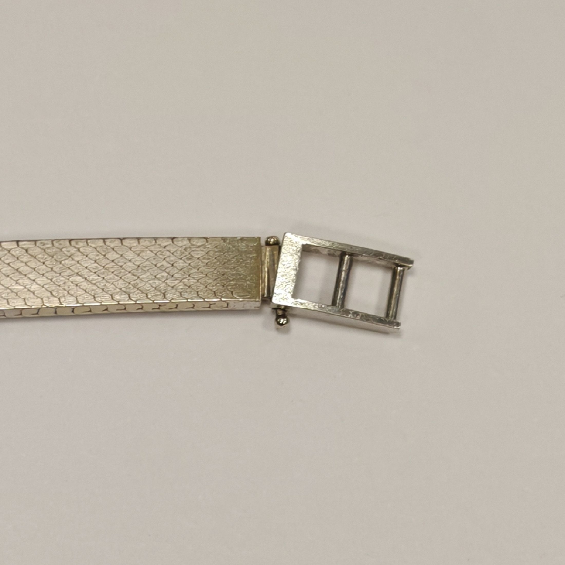 Detail e: TISSOT Damenarmbanduhr in WG 585/000, Handaufzug, Schweiz um 1970, Geh. bei 6 und 12 mit 10 Diamanten bes., Boden aufgedr., vers. Zifferbl. m. ...
