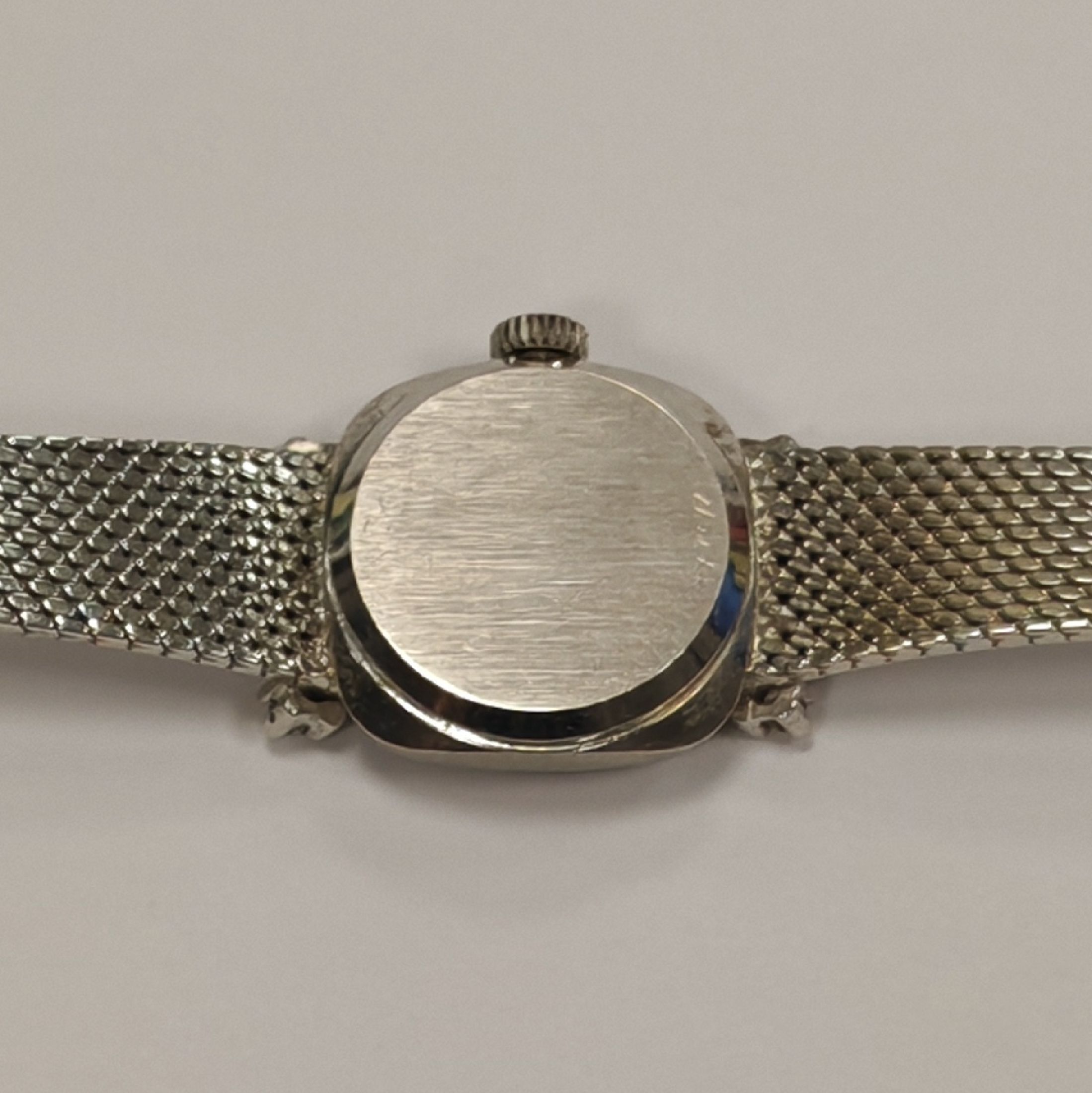 Detail f: TISSOT Damenarmbanduhr in WG 585/000, Handaufzug, Schweiz um 1970, Geh. bei 6 und 12 mit 10 Diamanten bes., Boden aufgedr., vers. Zifferbl. m. ...