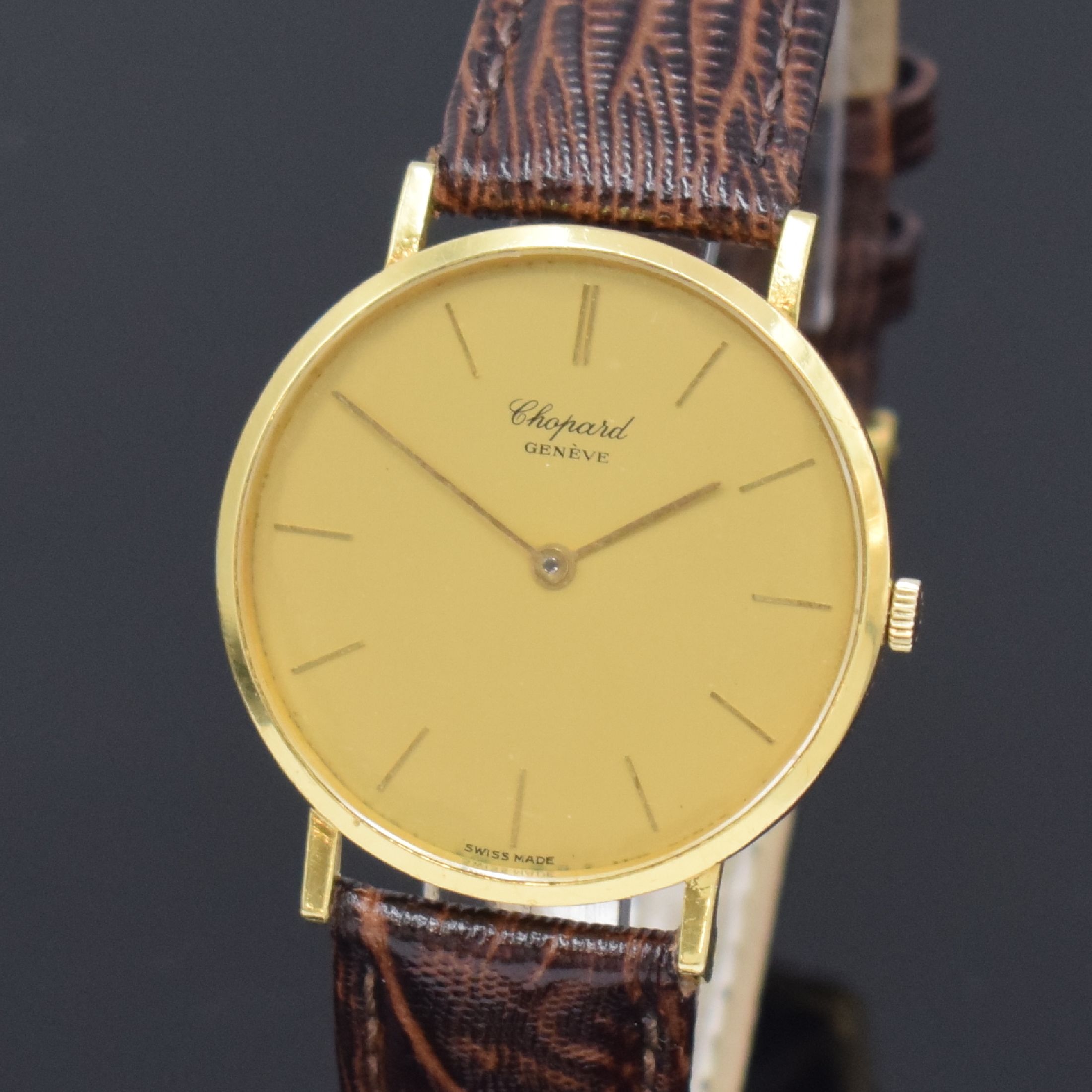 Detail a: CHOPARD Armbanduhr in GG 750/000 Referenz 1013, Schweiz um 1990, Handaufzug, Boden aufgedr., gold. Zifferbl. m. aufges. gold. Std.-Indizes, gold. ...