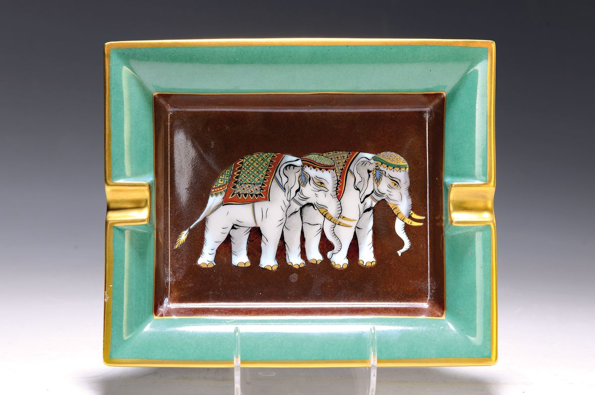 Aschenbecher, Hermes, Paris, 20.Jh., Porzellan, polychrome Malerei mit zwei Elefanten, Goldstaffage, Stand mit braunem Velours verkleidet, am Rand ...