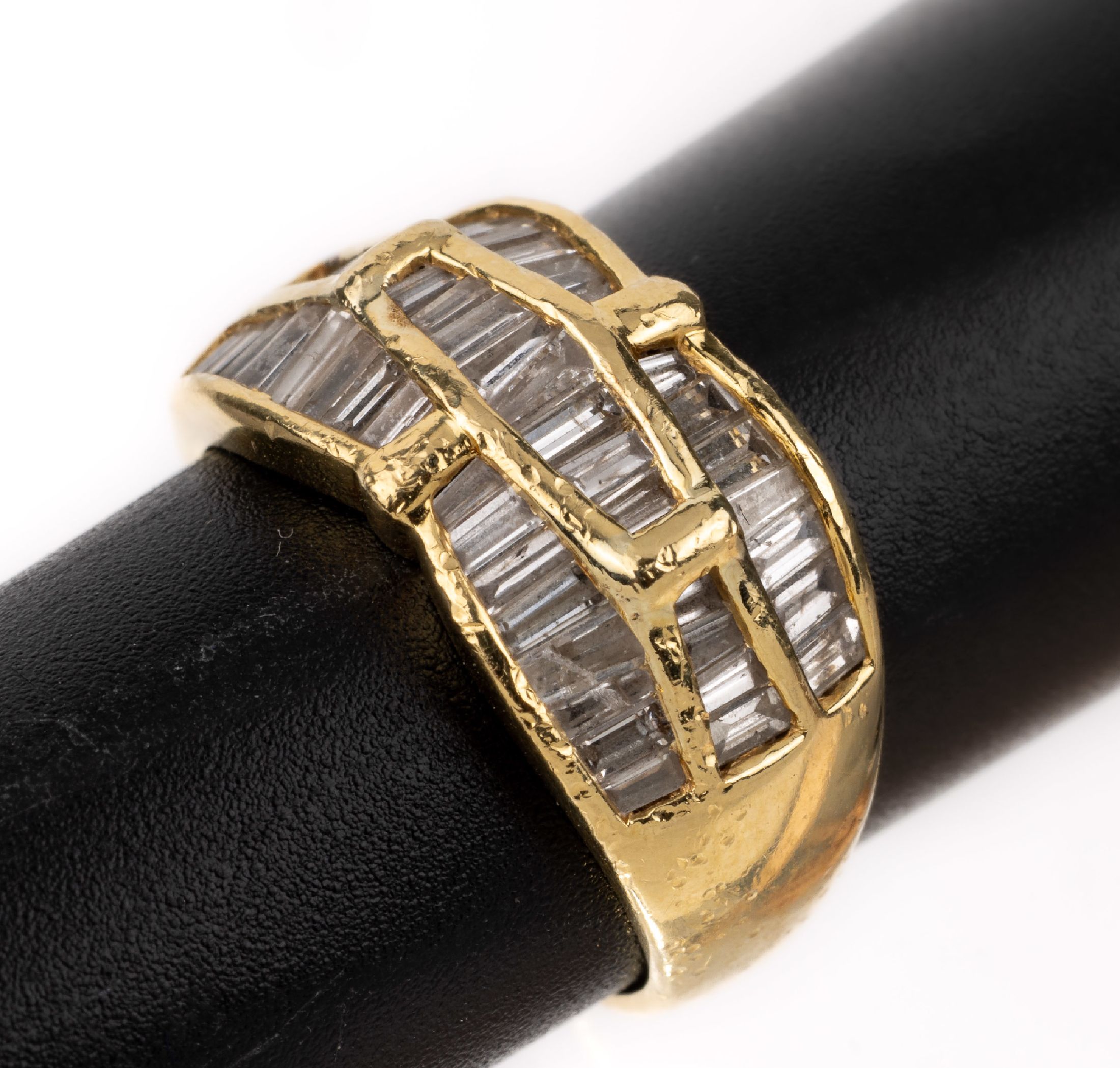 18 kt Gold Diamant Ring, GG 750/000, bes. mit 48 Diamantbaguettes zus. ca. 1.60 ct Weiß-l.get.Weiß/si-p, (2 Steine besch.), RW 52, ca. 6.1 g