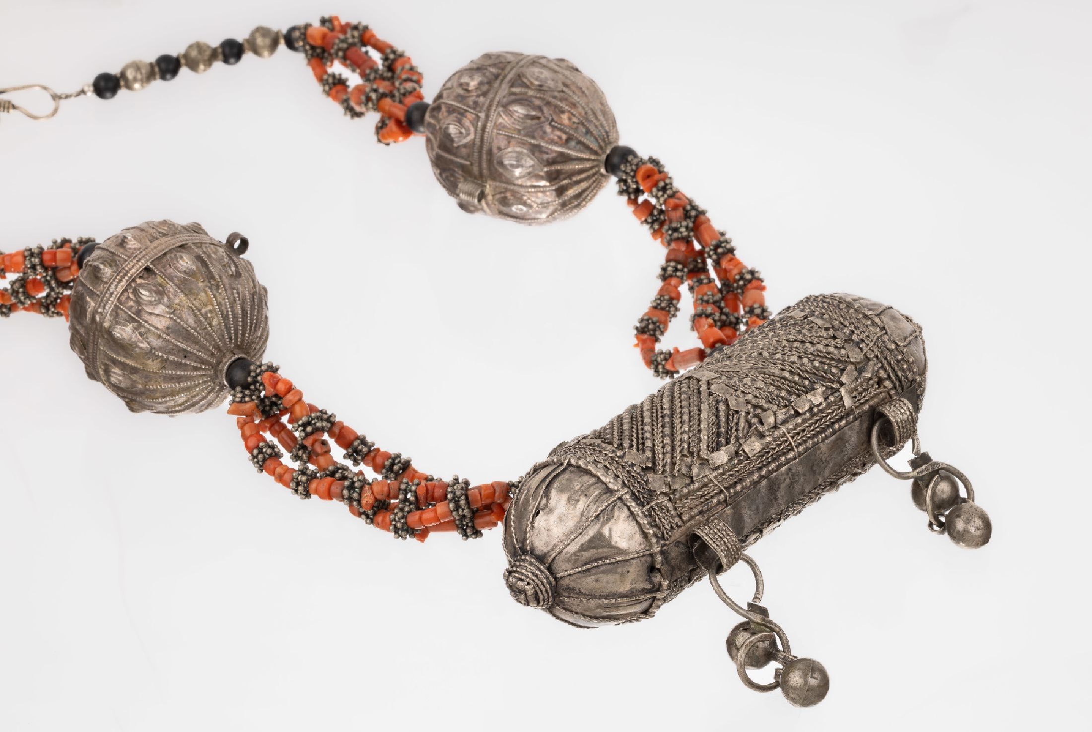 Jeminitisches Korallen-Collier, um 1900, Silber und Silbersud, ausgefallen, Korallentönnchen und Onyxkugeln, L. ca. 65 cm,Hakenschließe sek., ...
