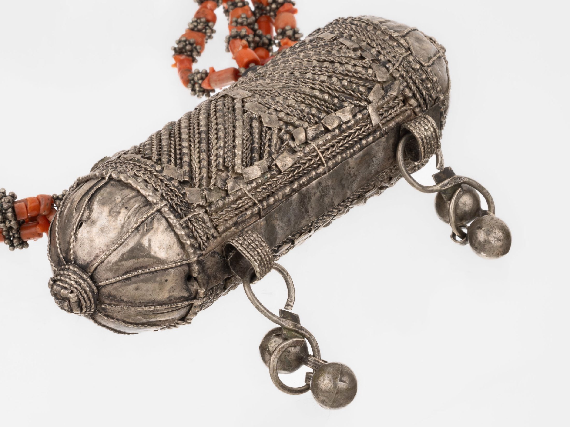 Detail a: Jeminitisches Korallen-Collier, um 1900, Silber und Silbersud, ausgefallen, Korallentönnchen und Onyxkugeln, L. ca. 65 cm,Hakenschließe sek., ...