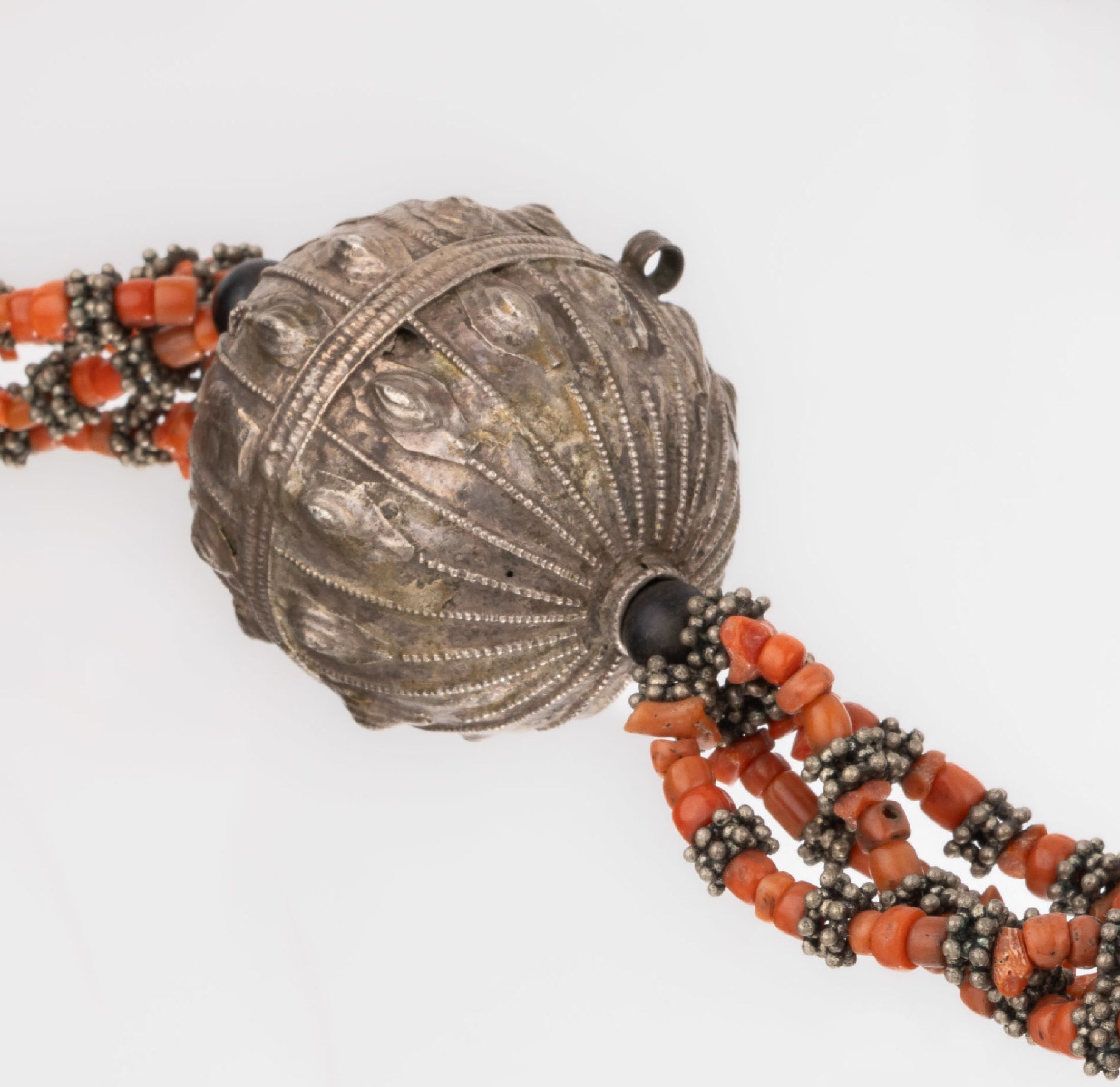 Detail b: Jeminitisches Korallen-Collier, um 1900, Silber und Silbersud, ausgefallen, Korallentönnchen und Onyxkugeln, L. ca. 65 cm,Hakenschließe sek., ...