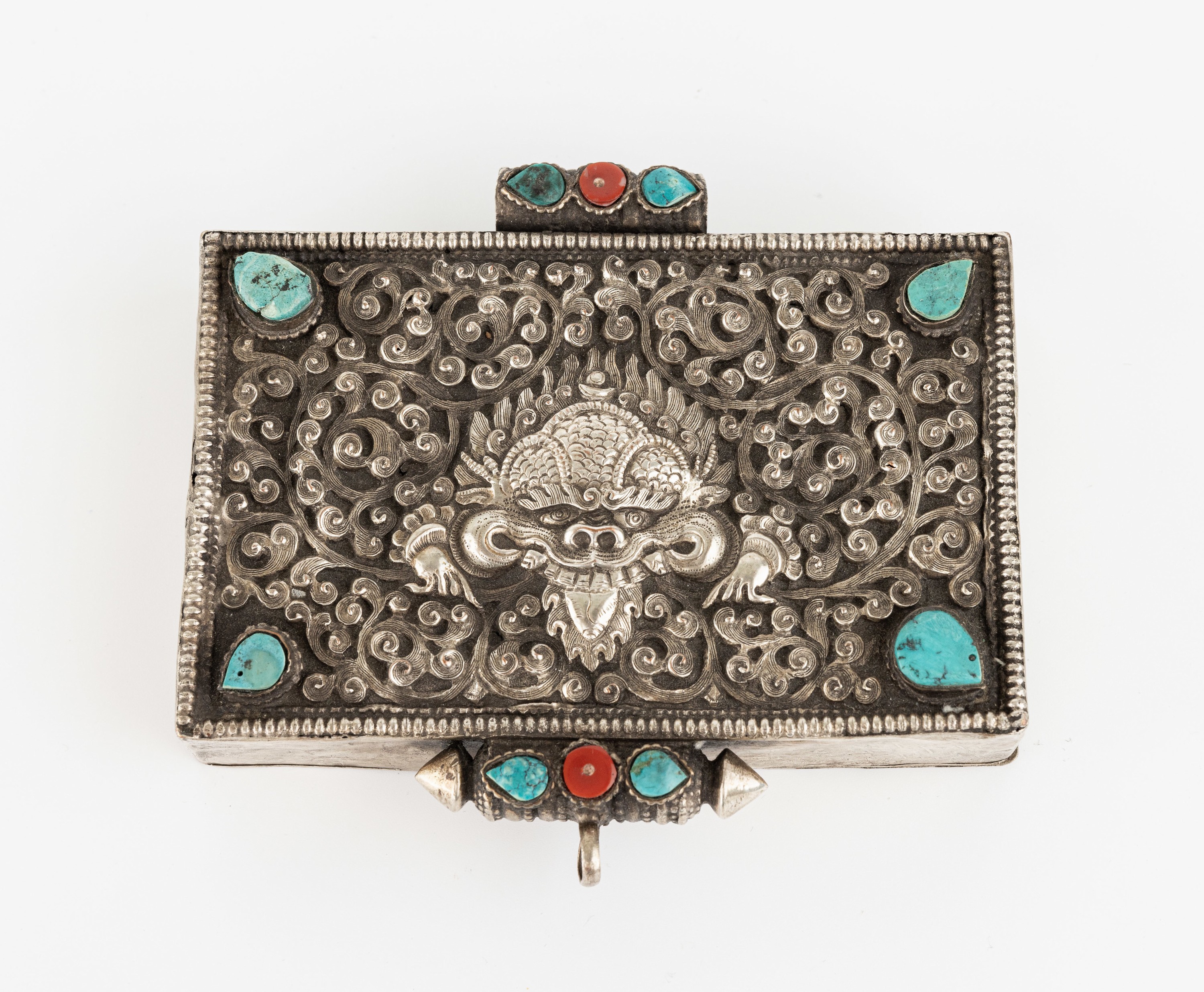 Deckeldose mit Türkis und Koralle, Silbersud, Tibet/Nepal um 1960-70, Deckel reich verziert, mittig Drachenkopf, Türkise und Korallen in versch. ...