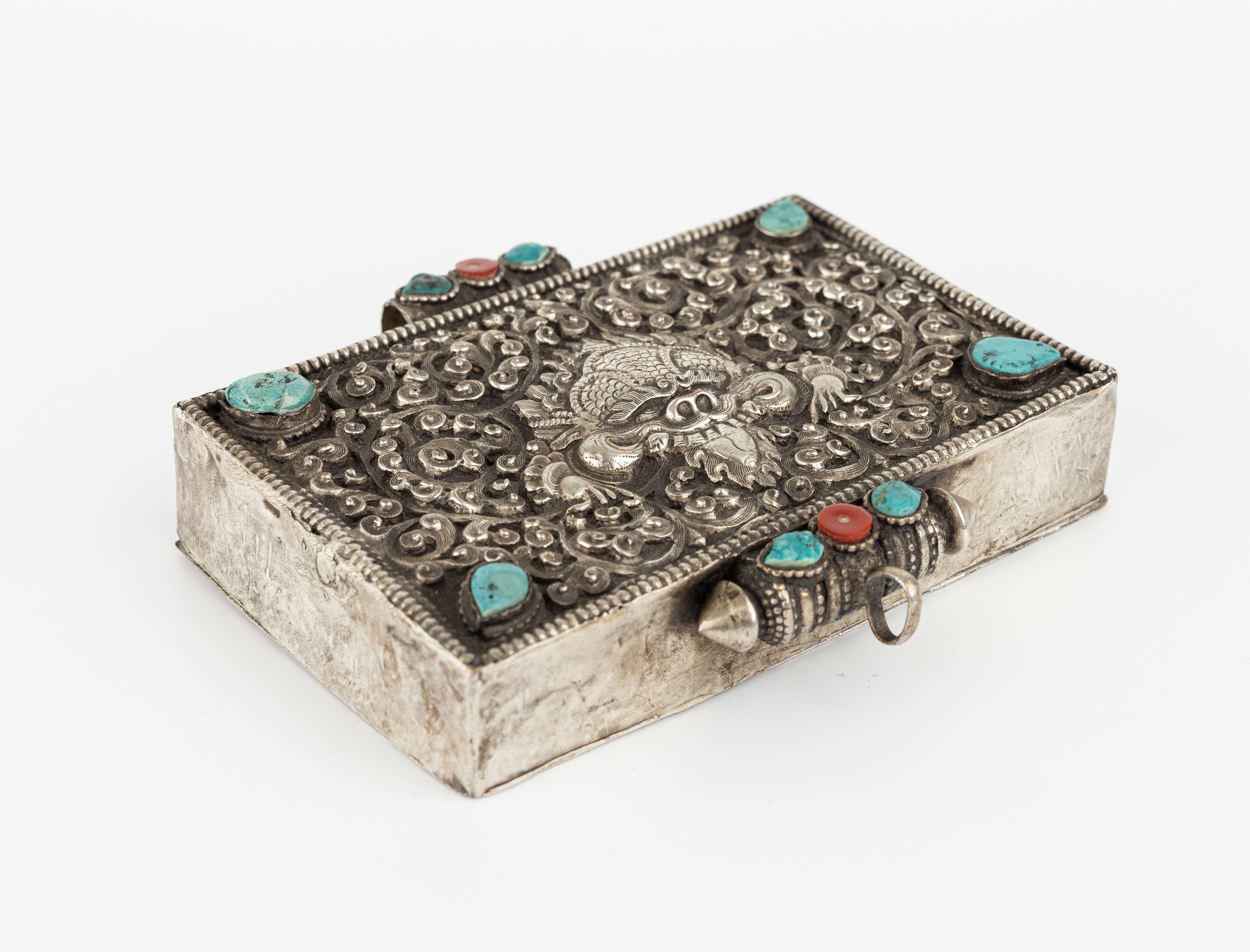 Detail a: Deckeldose mit Türkis und Koralle, Silbersud, Tibet/Nepal um 1960-70, Deckel reich verziert, mittig Drachenkopf, Türkise und Korallen in versch. ...