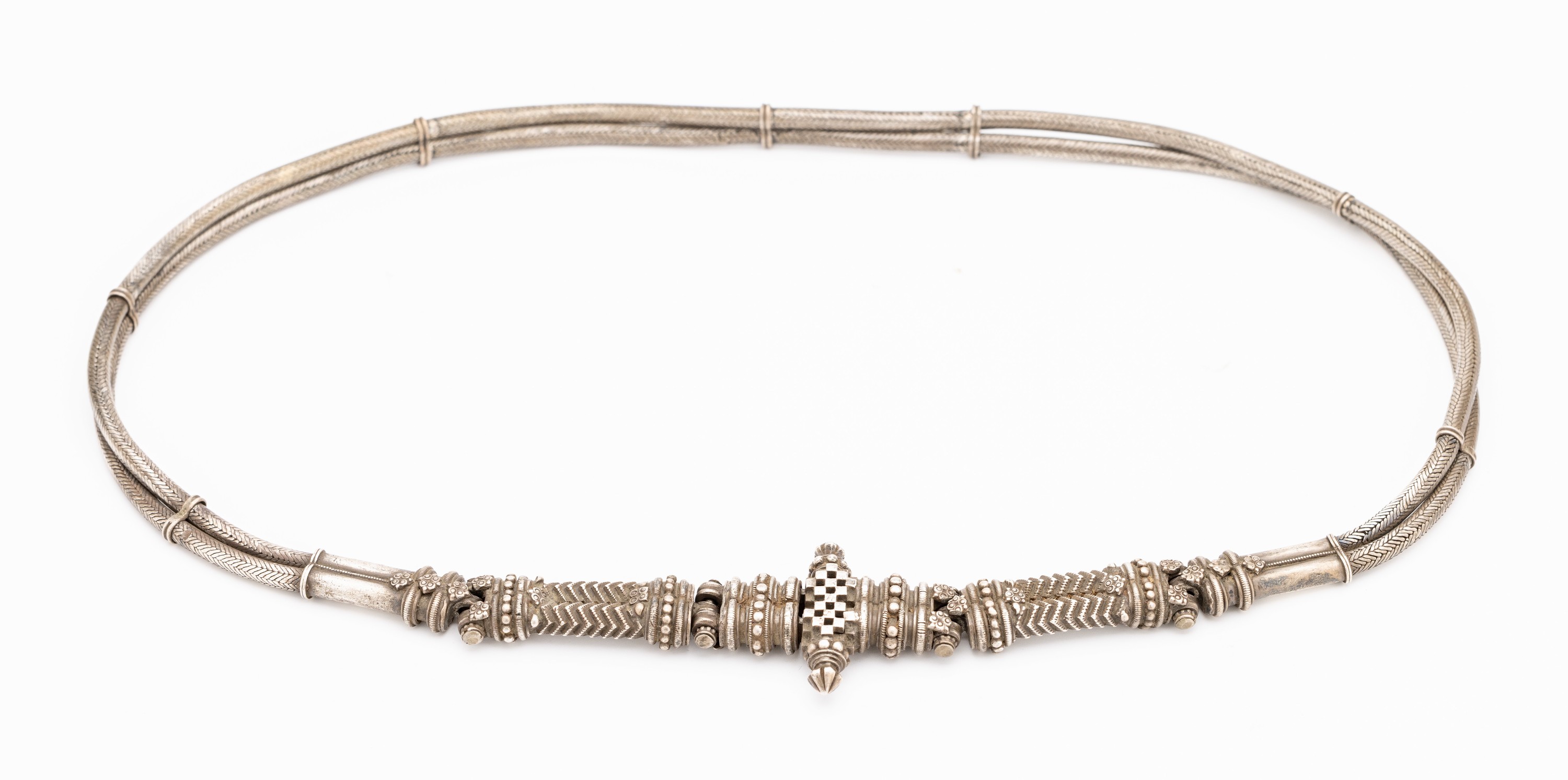Ausgefallener Gürtel, Silber gepr., wohl Indien um 1900, Mittelteil geometrisch, Schraubverschluss, 77 cm, altersbed. Gebr. -Spuren