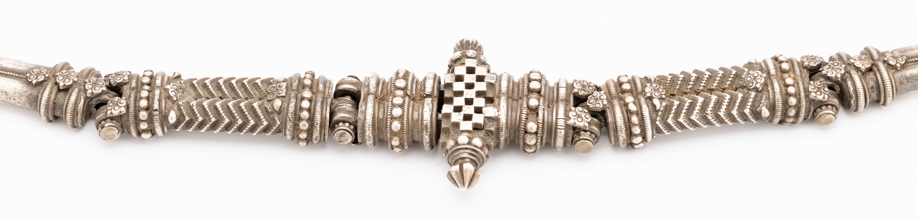Detail a: Ausgefallener Gürtel, Silber gepr., wohl Indien um 1900, Mittelteil geometrisch, Schraubverschluss, 77 cm, altersbed. Gebr. -Spuren