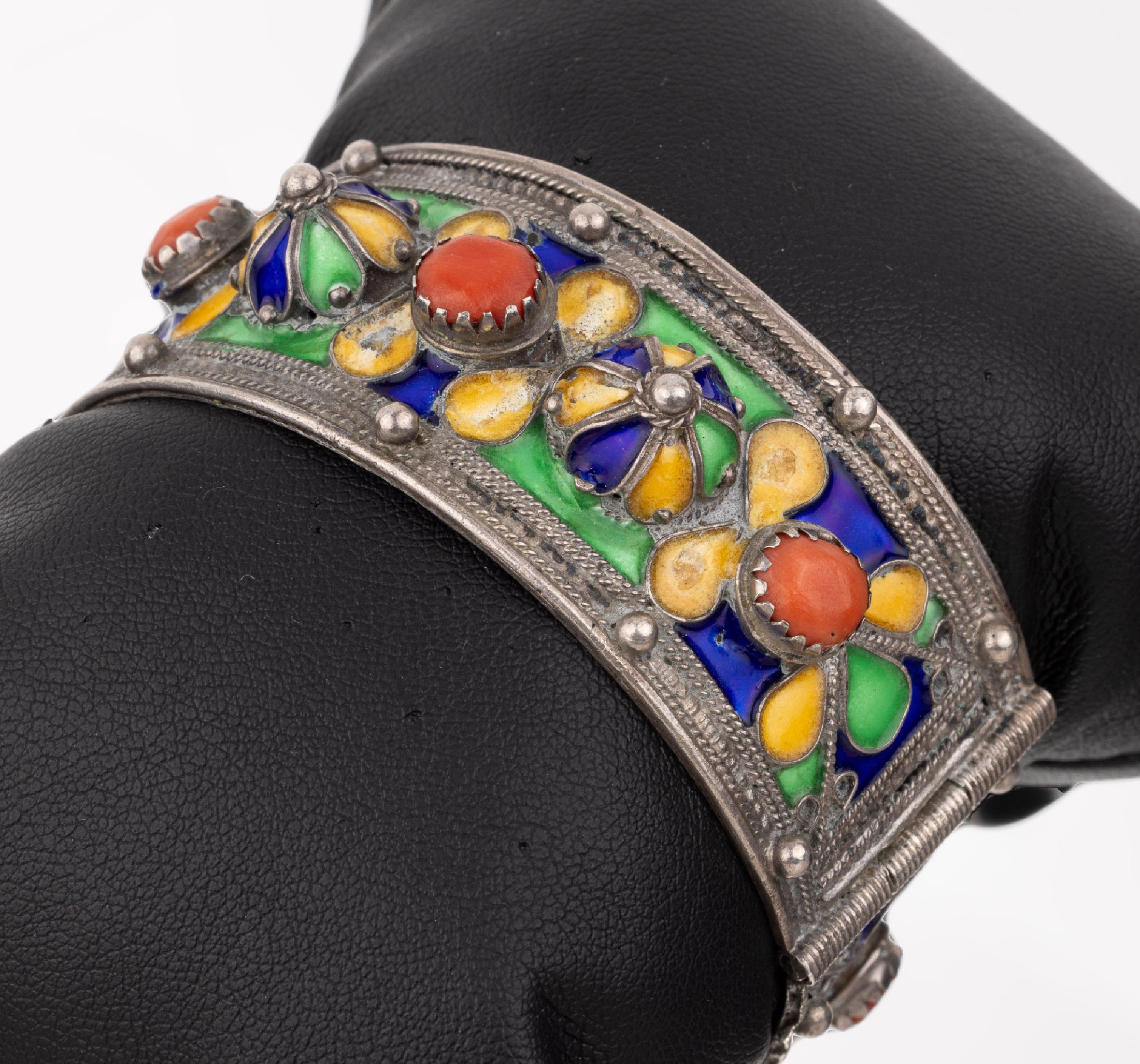 Korallen-Armreif mit Email, Silber, Marokkoum 1920/30, blau, grün und gelb emailliert, aufgelegte Korallen-Cabochons, D. ca. 5.7 cm, ...