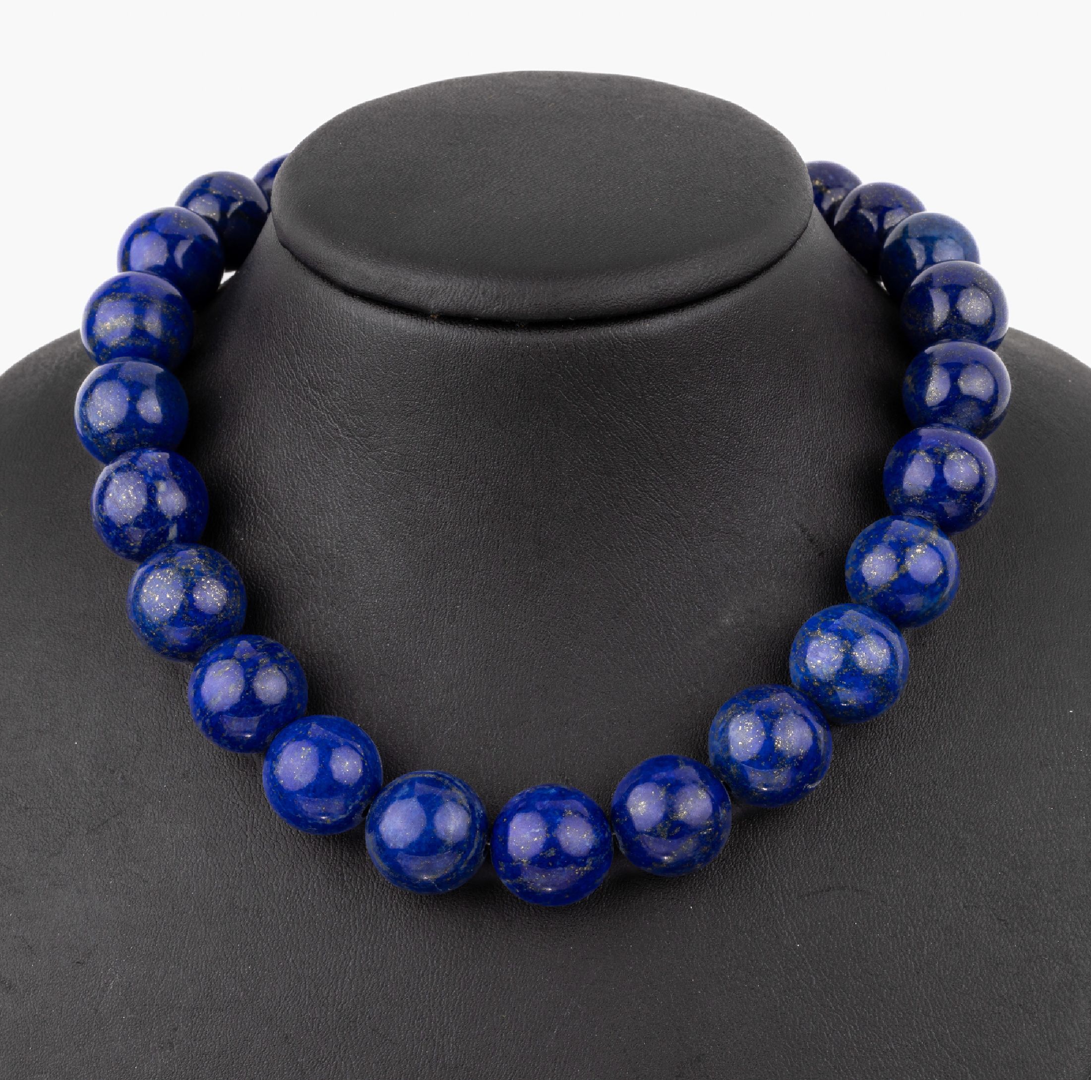 Lapislazuli-Collier, Lapislazuli-Kugeln im Verlauf, D. ca. 13.7 - 16.3 mm, L. ca. 47 cm, S-Schließe Silber verg.