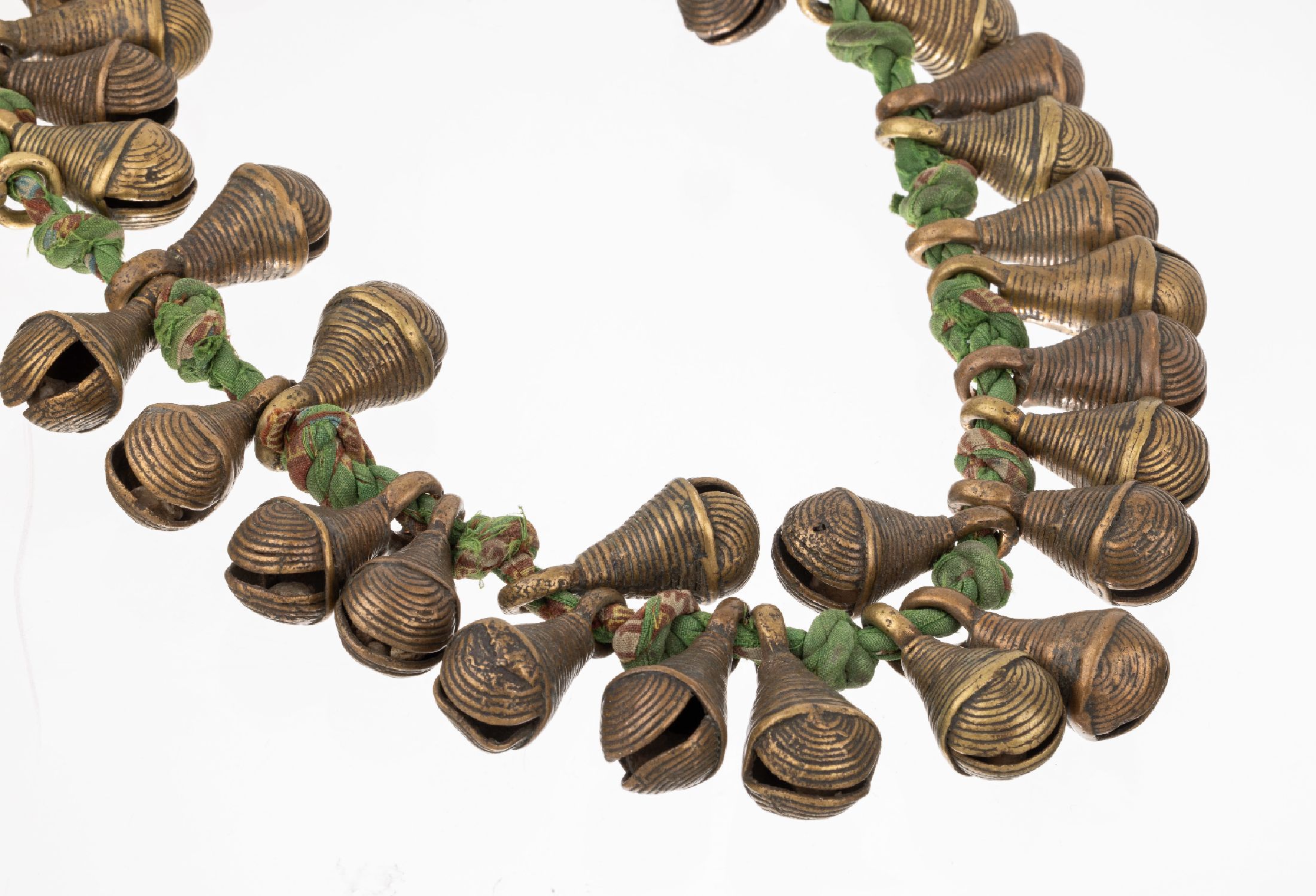 Bronze-Glockenkette, wohl Nagaland/Indien um 1900, diverse Bronzeglocken an Stoffband, L. ca. 64 cm