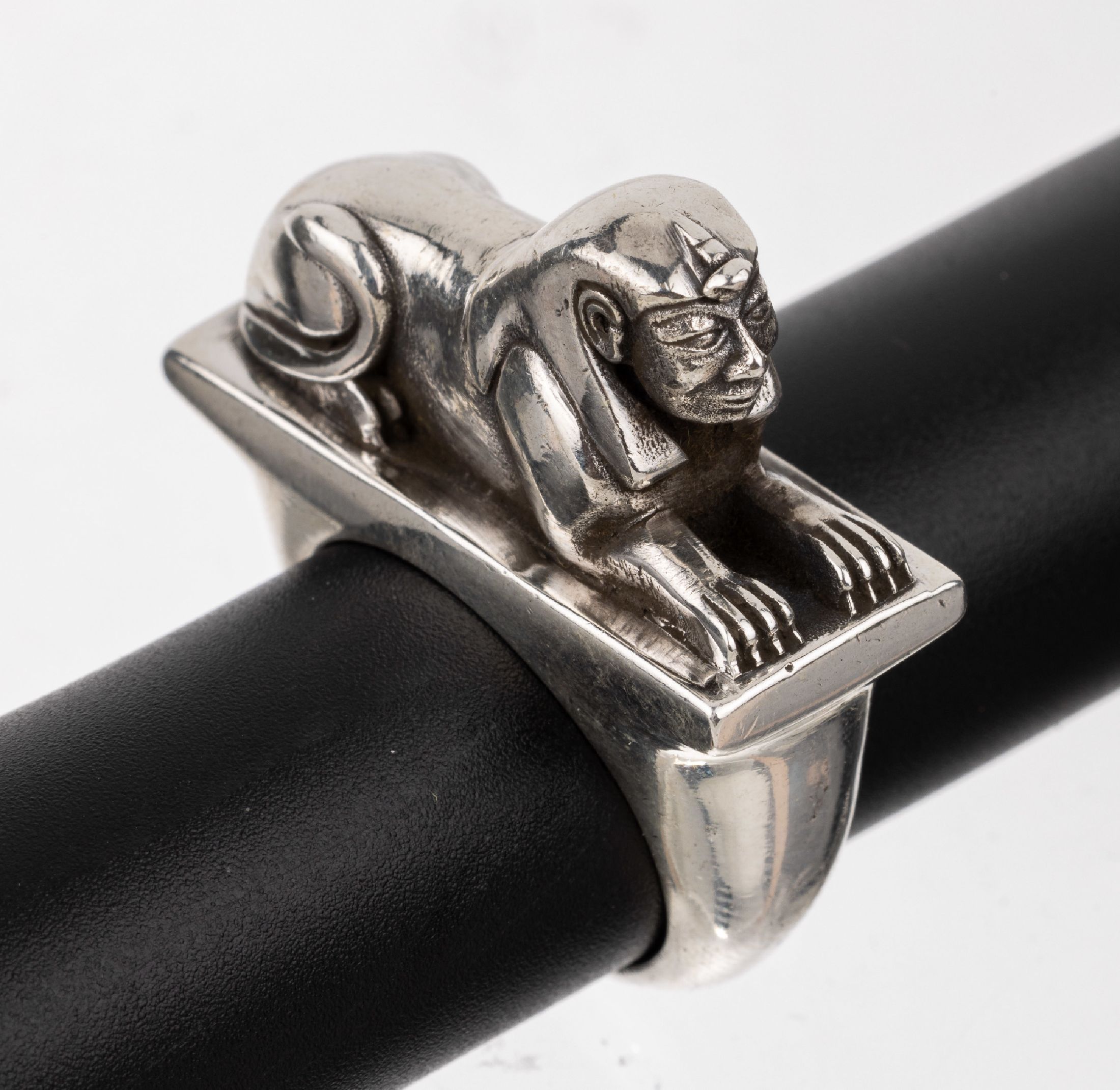 Ausgefallener Ring "Sphinx", 925er Silber, wohl Ägypten, länglicher Ringkopf mit vollplastischer Darstellung der Sphinx, RW 65,ca. 27 g