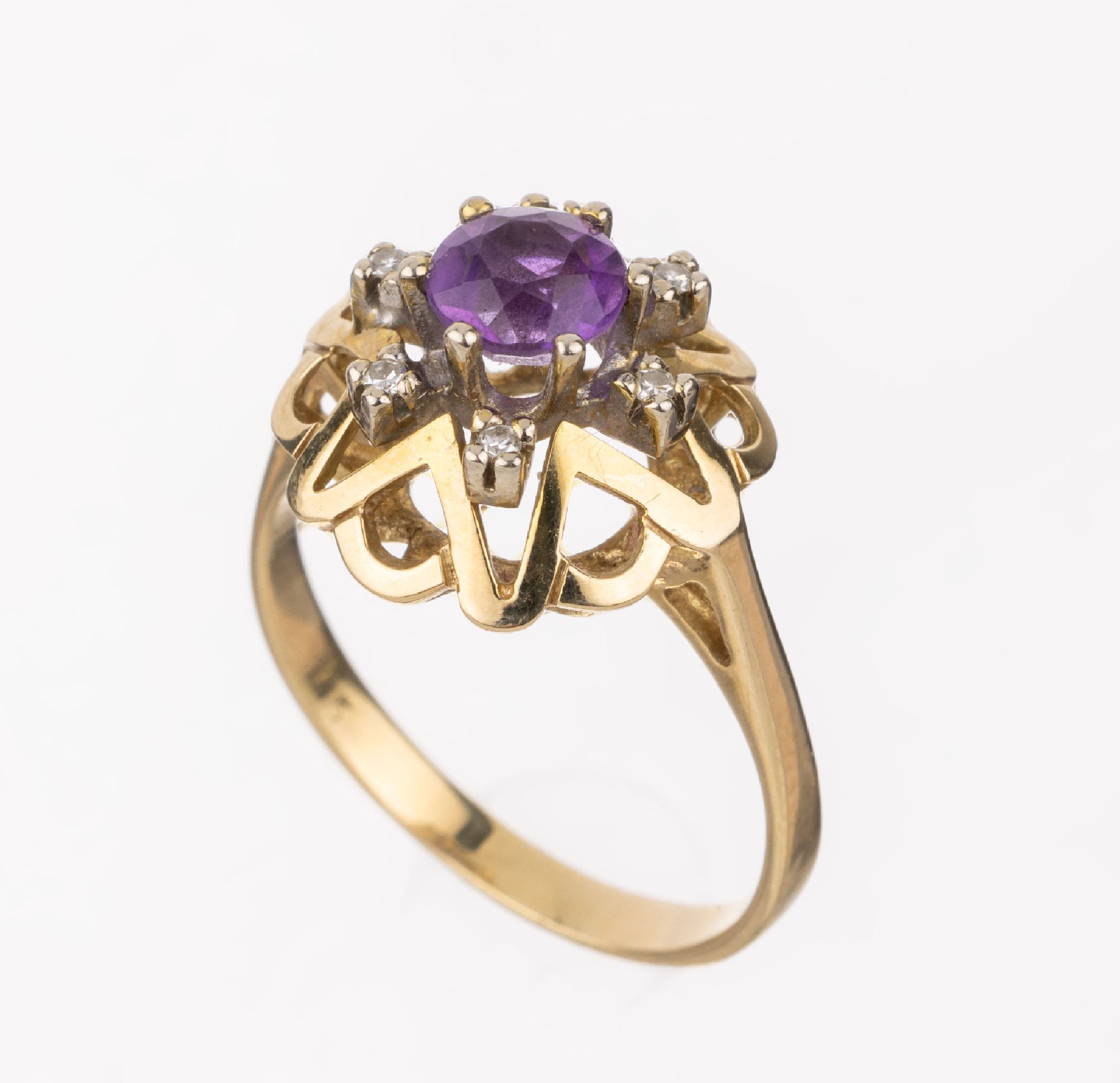 14 kt Gold Amethyst-Diamant-Ring, GG 585/000, mittig erhaben gefasster rundfacett. Amethyst, umgeben von 6 kl. 8/8-Diamanten, RW 58, ca. 4.4 g