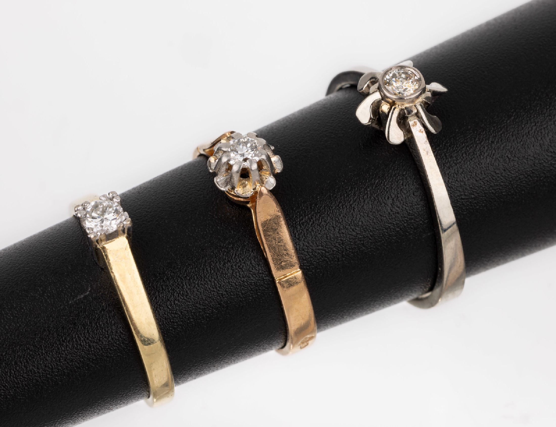 Konvolut 3 14 kt Gold Brillant-Ringe, GG, RG und WG 585/000, 1 x GG, RW 49, einzelner Brillant ca. 0.10 ct Weiß/p, 1 x RG, RW 53, Brillant ca. 0.08 ...