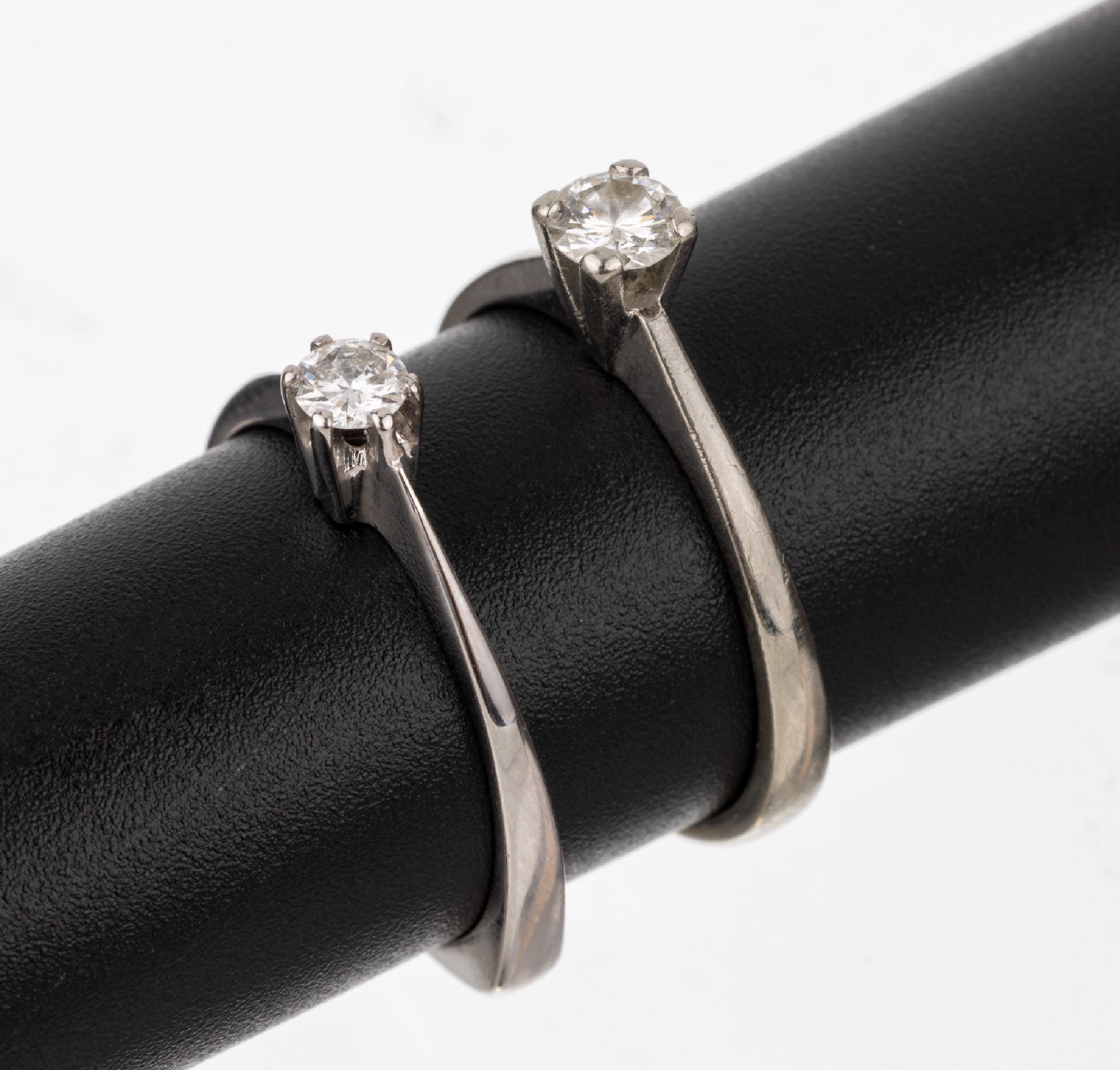 Konvolut 2 Gold Brillant-Ringe, WG 750/000 1 x RW 53, Brillant ca. 0.10 ct Weiß/si, 1 x WG 585/000, RW 54, Brillant ca. 0.25 ct (grav.) Weiß/si, ...