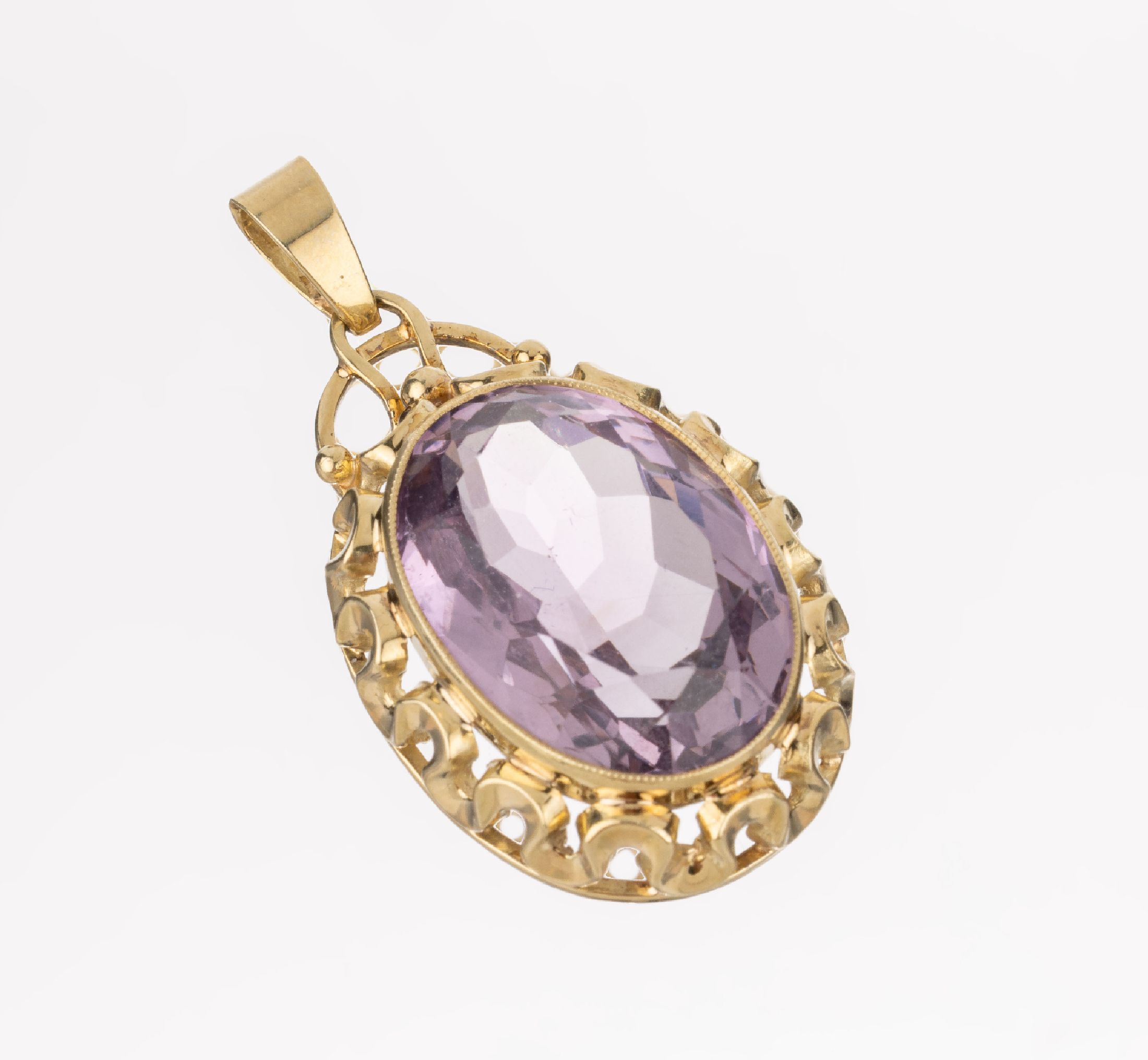14 kt Gold Amethyst-Anhänger, GG 585/000, mittig ovalfacett. Amethyst, Rahmung mit geschwungenen Elementen, ca. 4 x 2 cm, ca. 8.1g
