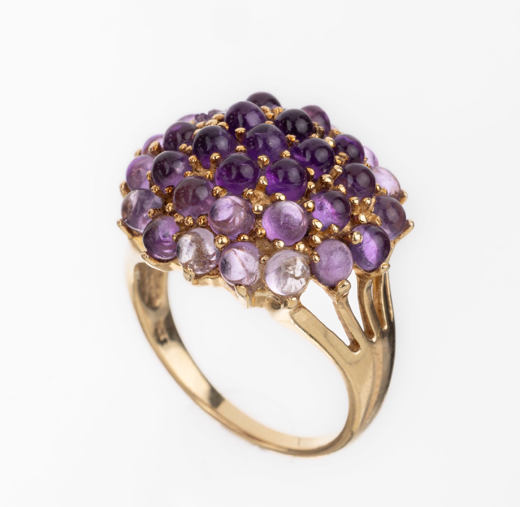 14 kt Gold Amethyst-Ring, GG 585/000, Ringkopf mit Amethyst-Cabochons in versch. Farbnuancen (1 Stein stark besch.), RW 57, ca.7.0 g