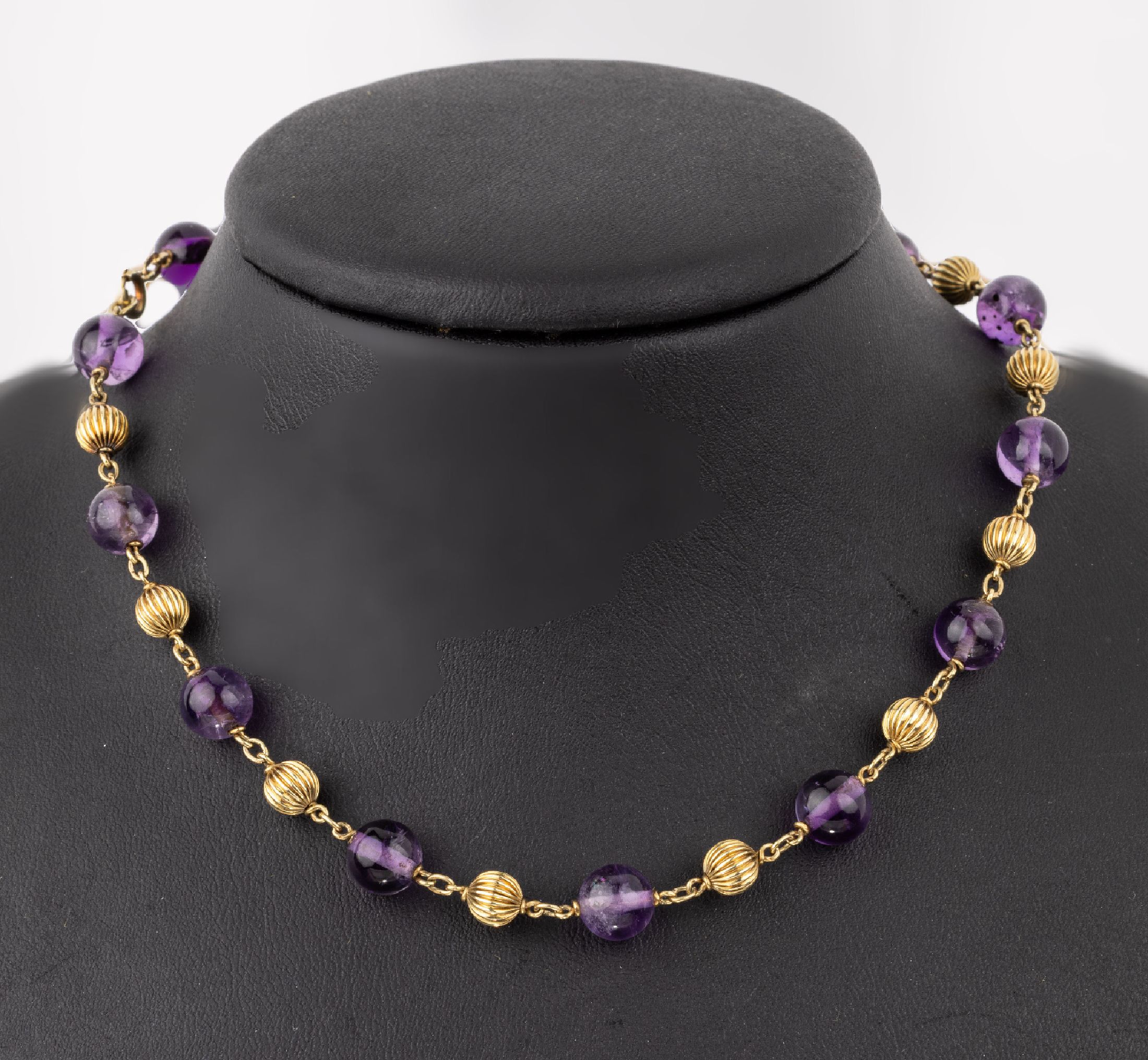 14 kt Gold Amethyst-Collier, GG 585/000, Amethyst-Kugeln, D. ca. 7.8 mm, Zwischenglieder geriefte Goldkugeln, D. ca. 5.9 mm, L. ca. 66 cm, ...