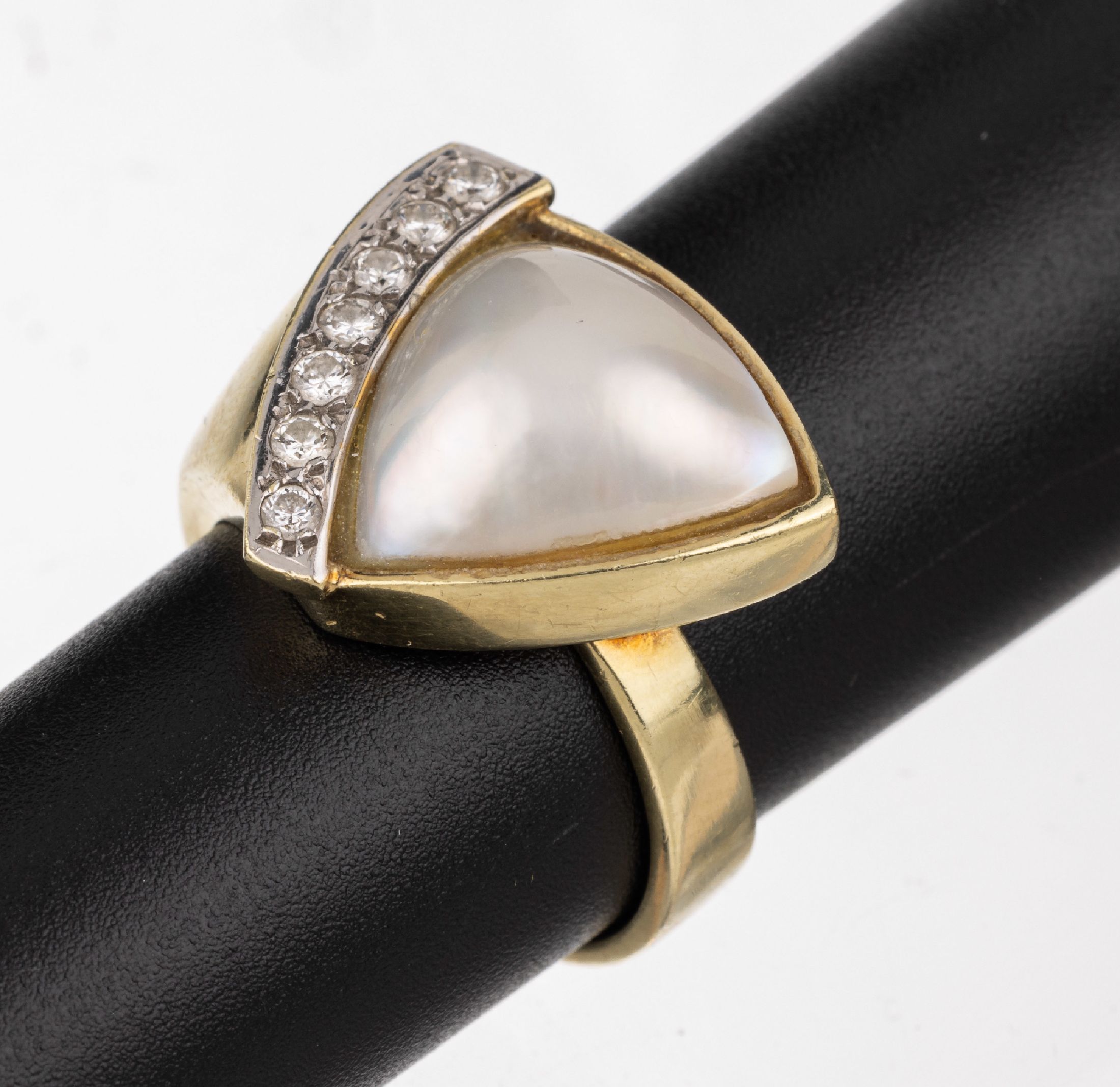 14 kt Gold Perl-Diamant-Ring, GG 585/000, außergewöhnliche Gestaltung, dreieckige Mabeperle, 7 Brillanten zus. ca. 0.21 ct (grav.) Weiß/si, RW ...