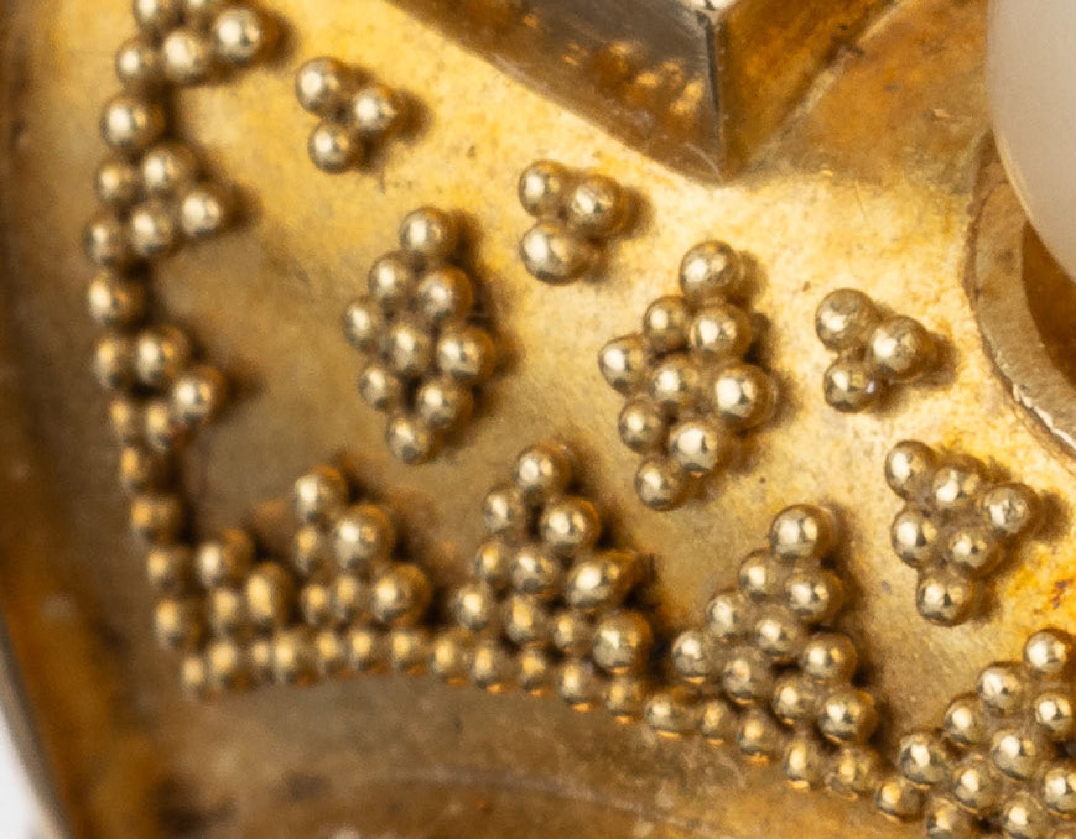 Detail a: 14 kt Gold Perl-Farbstein-Ring mit Granulation, 1950er Jahre, GG 585/000, außergewöhnliche Gestaltung, mittig kl. Zuchtperle, 2 kl. ...