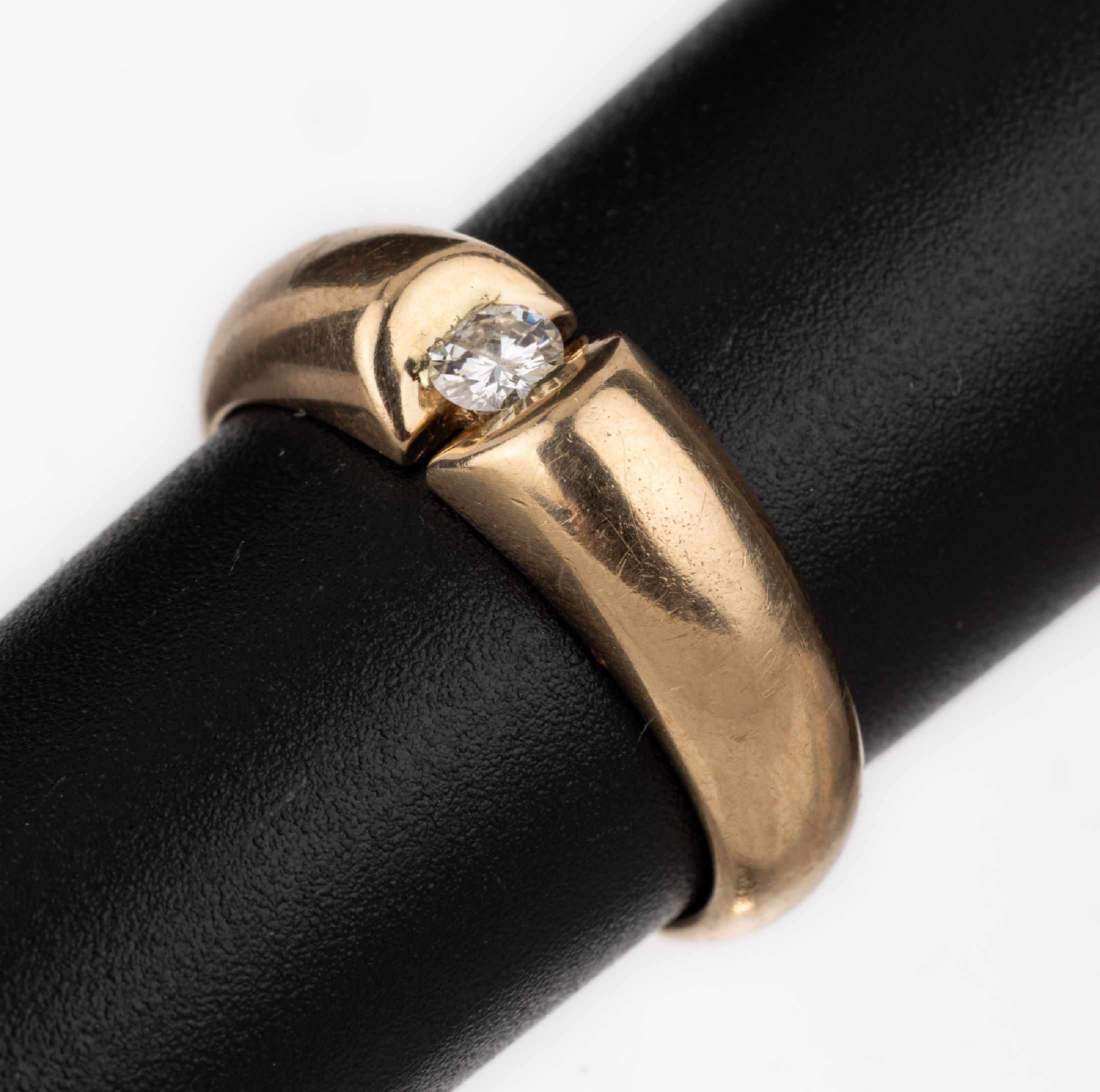 14 kt Gold Brillant-Ring, GG 585/000, Spannringoptik, einzelner Brillant ca. 0.10 ctWeiß/p, RW 54, ca. 4.7 g