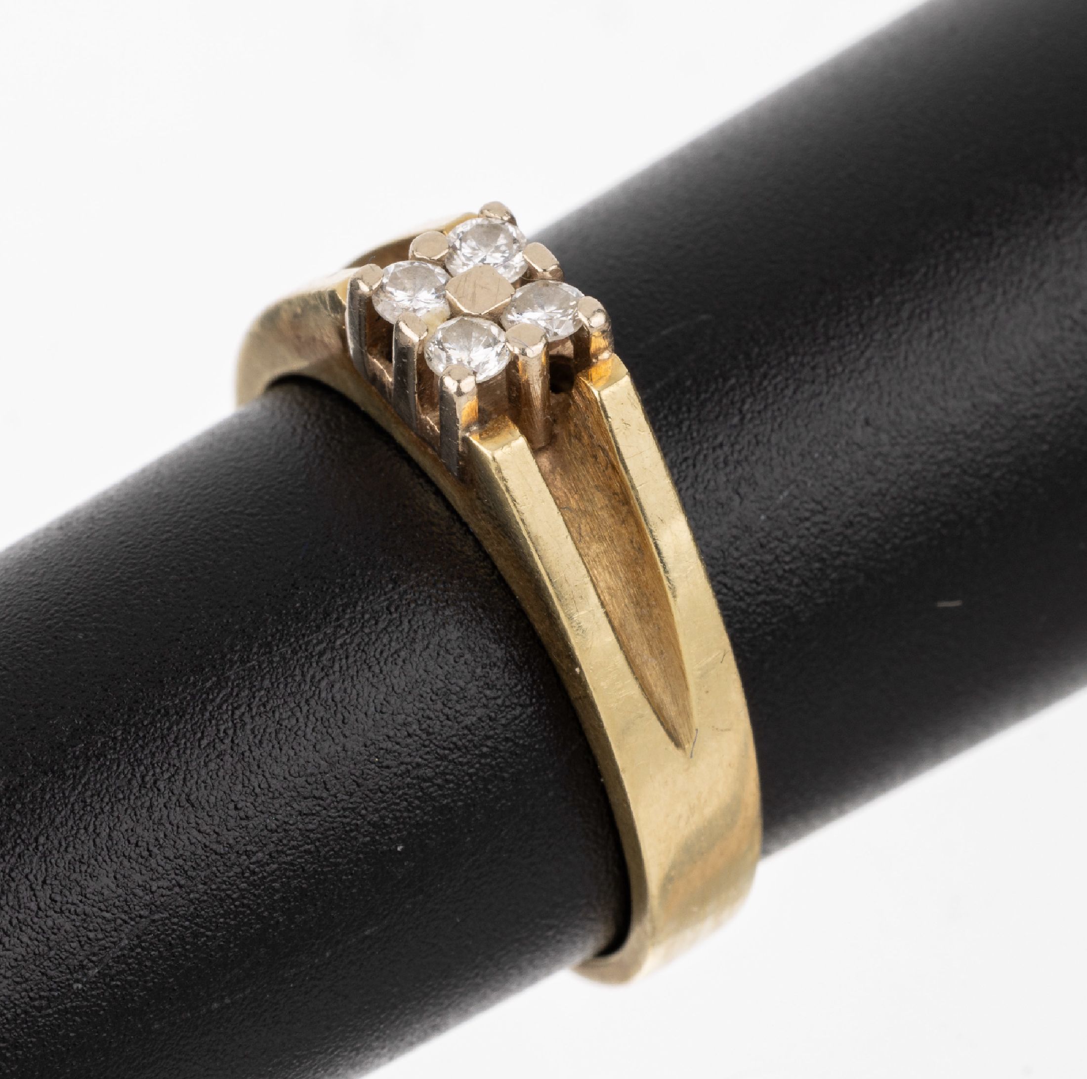 14 kt Gold Brillant-Ring, GG/WG 585/000, 4 in WG gefasste Brillanten zus. ca. 0.20 ct Weiß/si, RW 58, ca. 5.8 g
