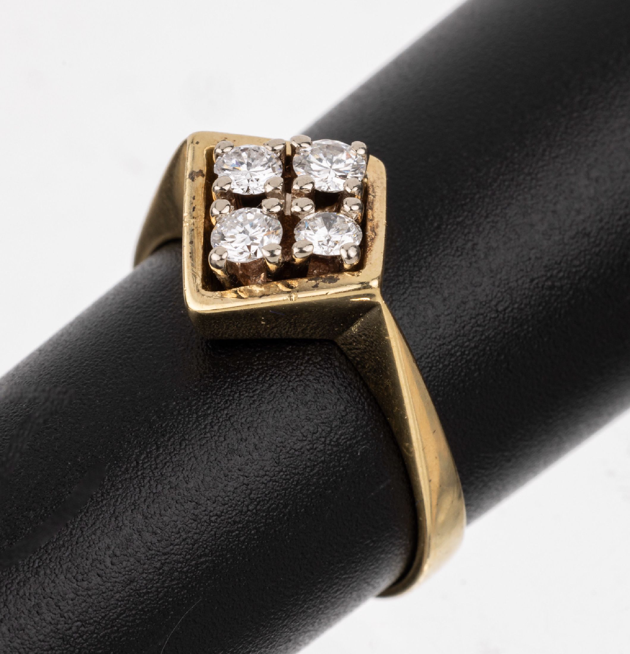 14 kt Gold Brillant-Ring, GG 585/000, 4 Brillanten zus. ca. 0.38 ct Weiß/si-p, 1 Stein besch., RW 57, ca. 4.9 g