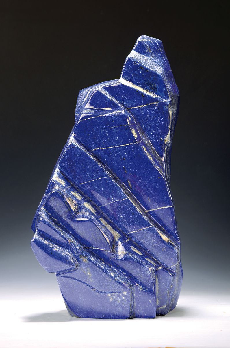 Großer Lapislazuli in Freiform, ca. 26kg, Afghanistan, aufrecht sehende rhomboide Form, skulptural mehrfach gestuft, mit feinen goldenen ...
