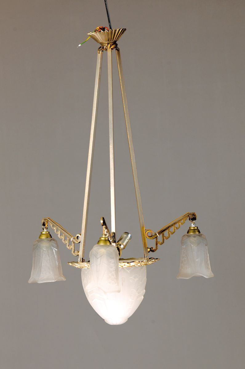 Art Deco Deckenlampe, Frankreich, 20/30er Jahre, mattierte Formglasschirme, Metallkorpus vernickelt, 4 Brennstellen, Alterssp., H. ges. 80 cm, Fu. ...
