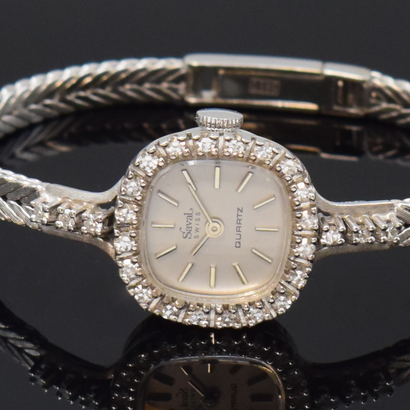 Detail a: SAVAL Damenarmbanduhr in WG 585/000 mit Diamanten, quarz, Schweiz um 1975, Boden aufgedr., silb. Zifferbl. m. aufgel. Indizes, Anz. v. Std. und Min., ...