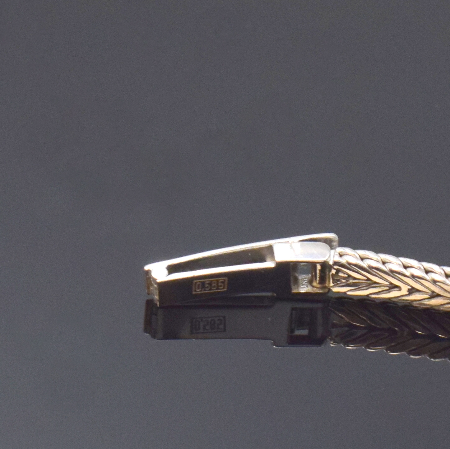 Detail c: SAVAL Damenarmbanduhr in WG 585/000 mit Diamanten, quarz, Schweiz um 1975, Boden aufgedr., silb. Zifferbl. m. aufgel. Indizes, Anz. v. Std. und Min., ...