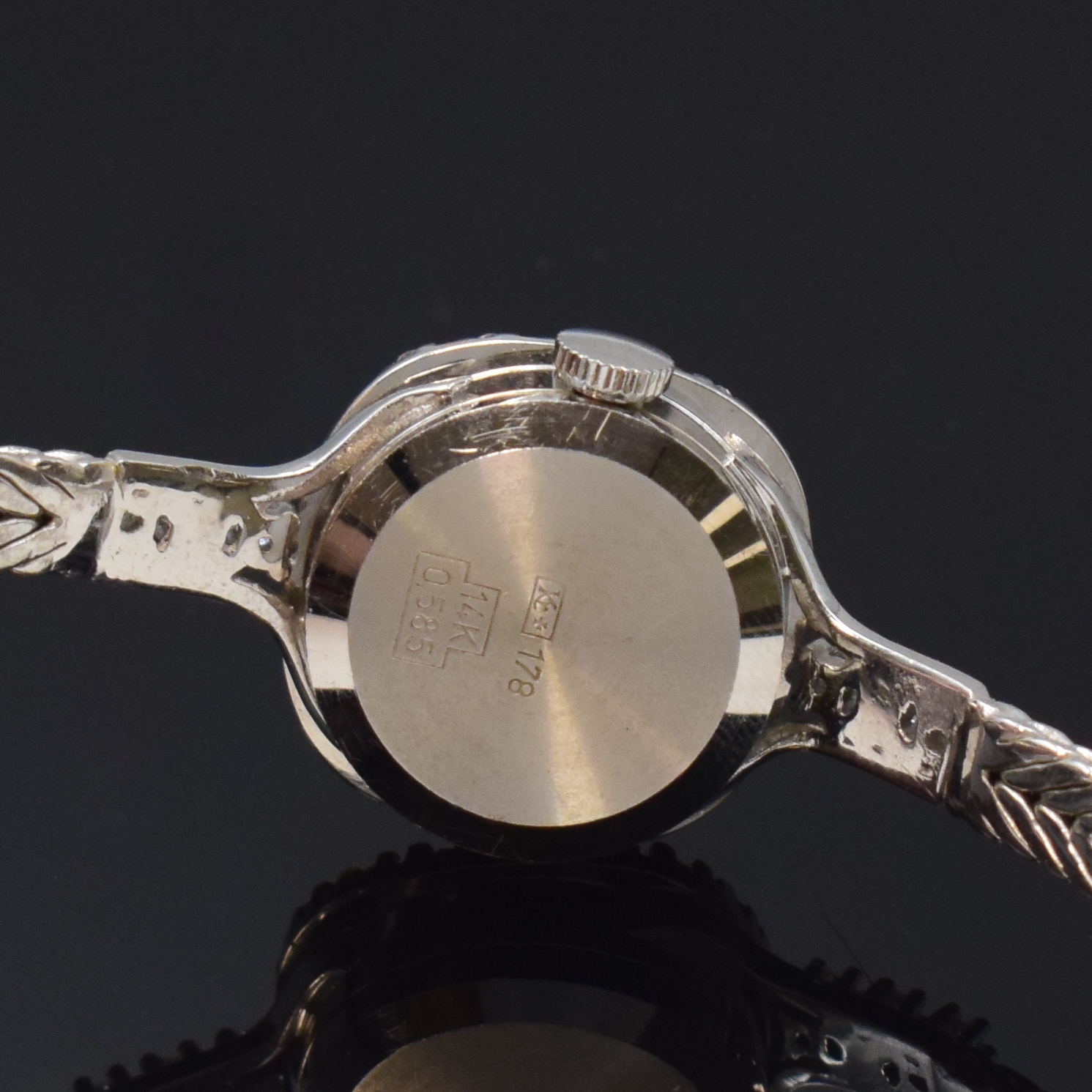 Detail d: SAVAL Damenarmbanduhr in WG 585/000 mit Diamanten, quarz, Schweiz um 1975, Boden aufgedr., silb. Zifferbl. m. aufgel. Indizes, Anz. v. Std. und Min., ...