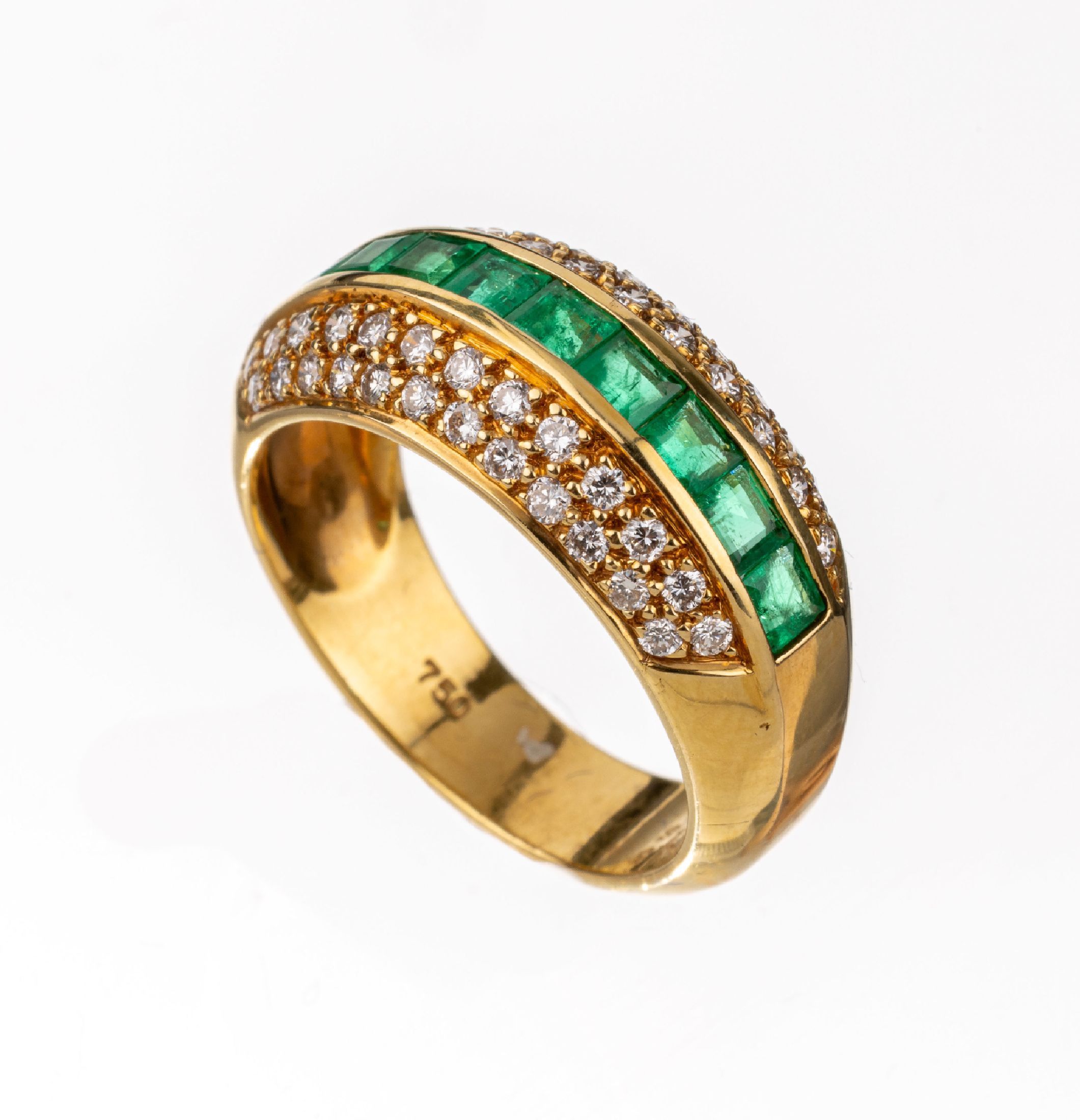 18 kt Gold Smaragd-Brillant-Ring, GG 750/000, 10 Smaragd-Carrees zus. ca. 1.36 ct, 50 Brillanten zus. ca. 0.55 ct Weiß/si, Caratangaben grav., ca. ...