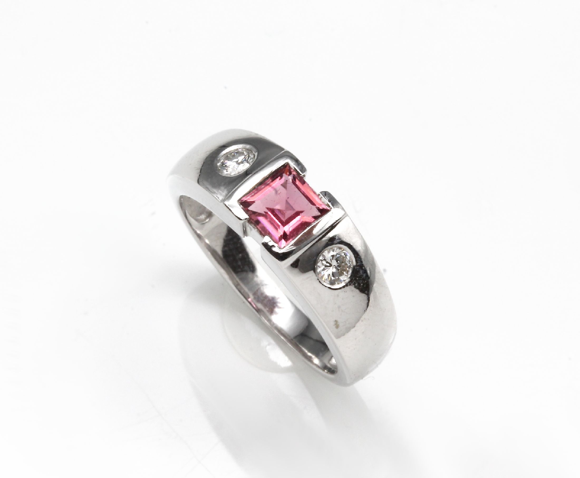 14 kt Gold Turmalin-Brillant-Ring, WG 585/000, pinkfarb. Turmalin-Karree ca. 0.30 ct, 2 Brillanten zus. ca. 0.18 ct (grav.) Weiß/si, ca. 5.8 g, RW ...
