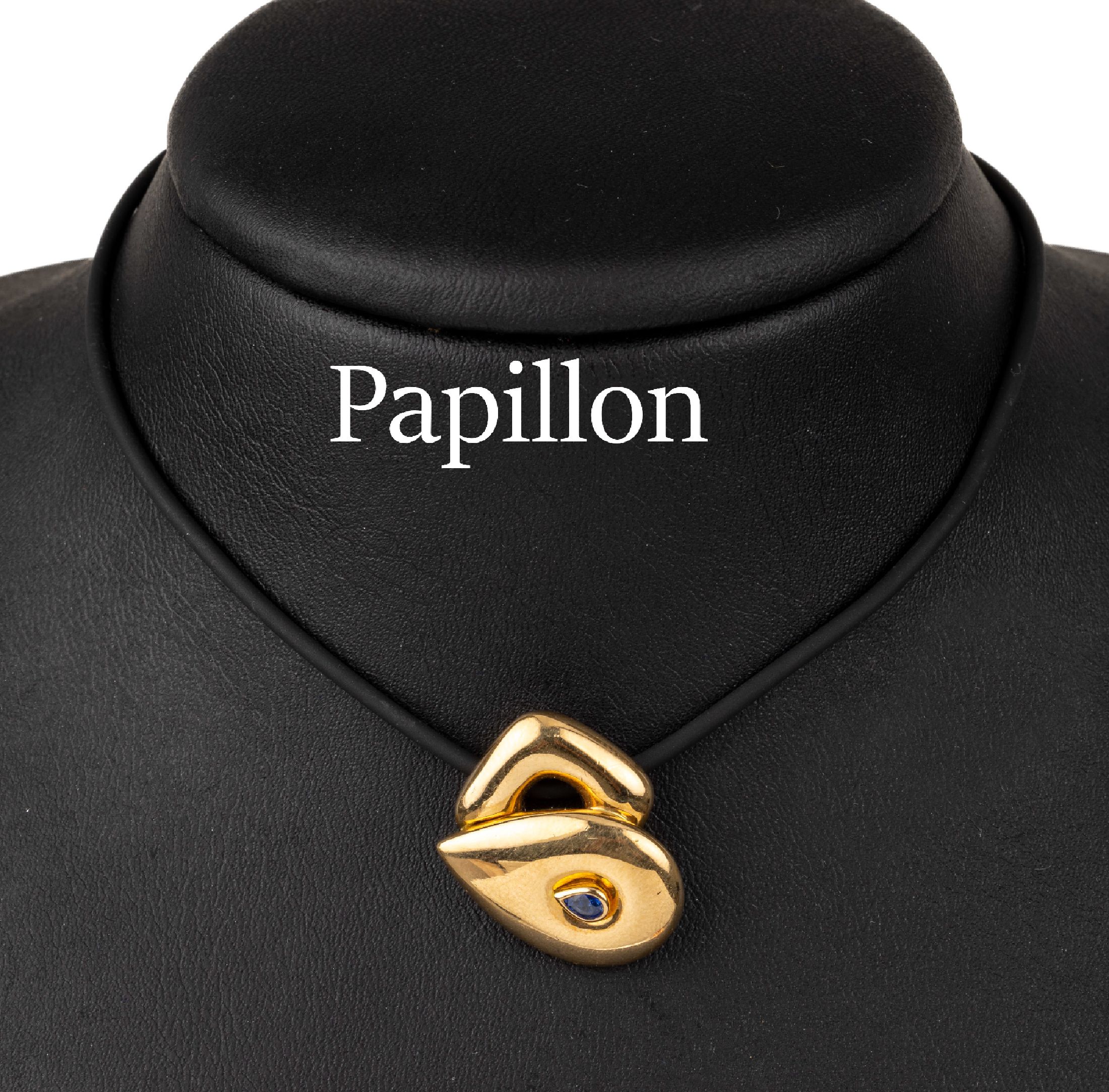 18 kt Gold PAPILLON Saphir-Anhänger, GG 750/000, ausgefallenes Design, mittig ein facett. Saphirtropfen ca. 0.05 ct, an Kautschukreif, L. ca. 41 ...