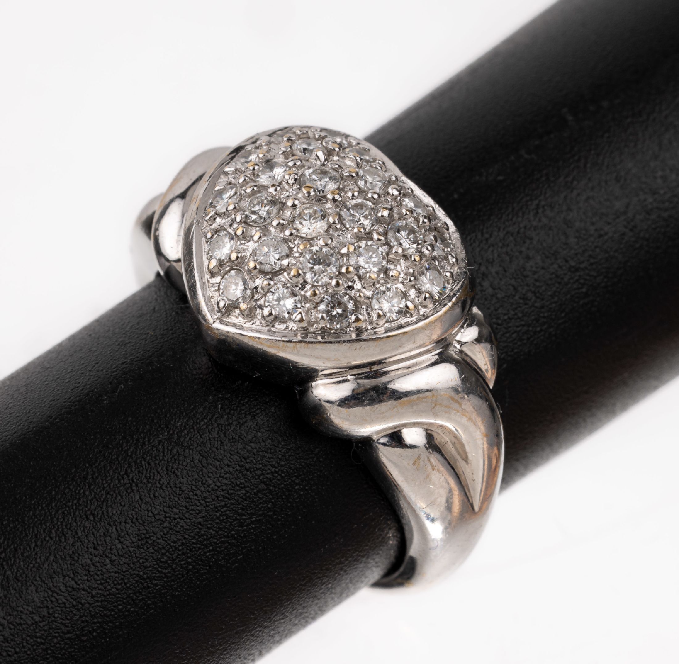 14 kt Gold -Brillant-Ring "Herz", WG 585/000, Brillanten zus. ca. 0.50 ct Weiß/si, RW 56, ca. 7 g