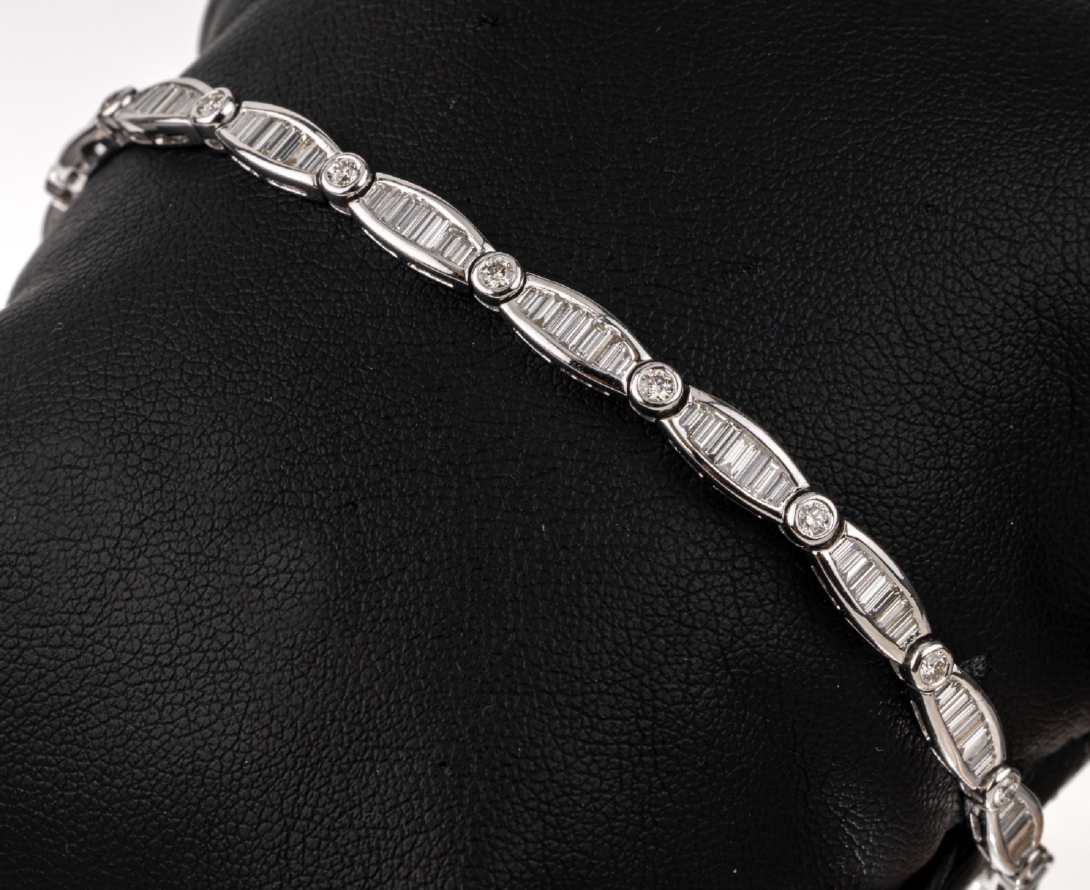 18 kt Gold Diamant-Armband, WG 750/000, 109Diamantbaguettes und 16 Brillanten zus. ca. 3.29 ct (grav.) Weiß/si, L. ca. 17.8 cm, Kastenschloss mit ...