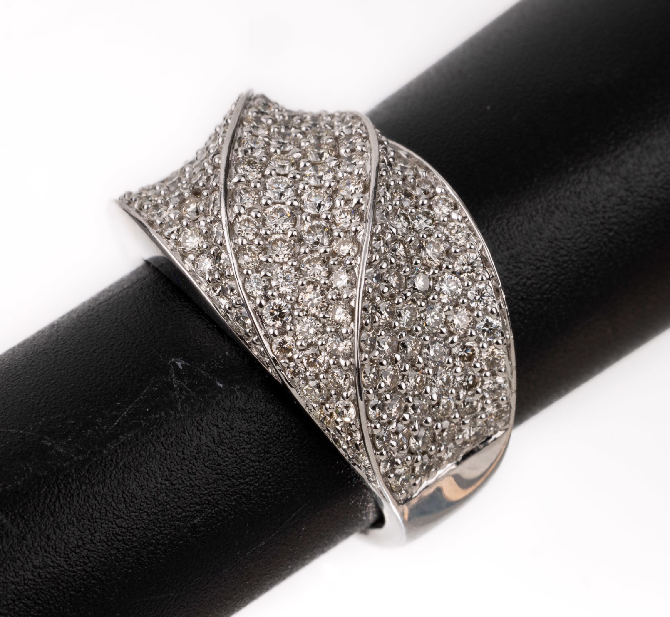 18 kt Gold Brillant-Ring, WG 750/000, Brillanten zus. ca. 1.92 ct (grav.) Weiß/si, RW 54, ca. 10.8 g