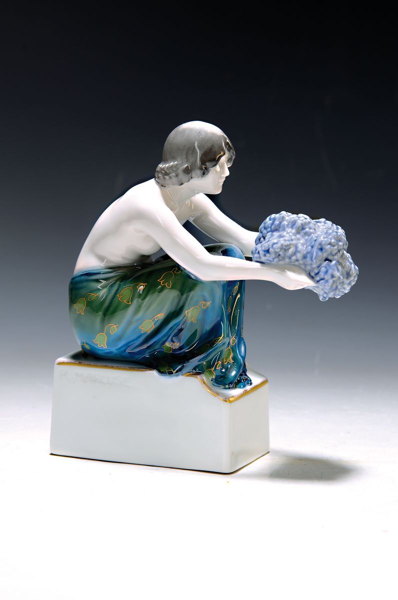 Porzellanfigur, Rosenthal, Kriegsmarke 1914-17, Kunst-Abteilung, Traubenträgerin, Modell K 477 Entwurf Rudolf Marcuse, bunte Unterglasurbemalung, ...