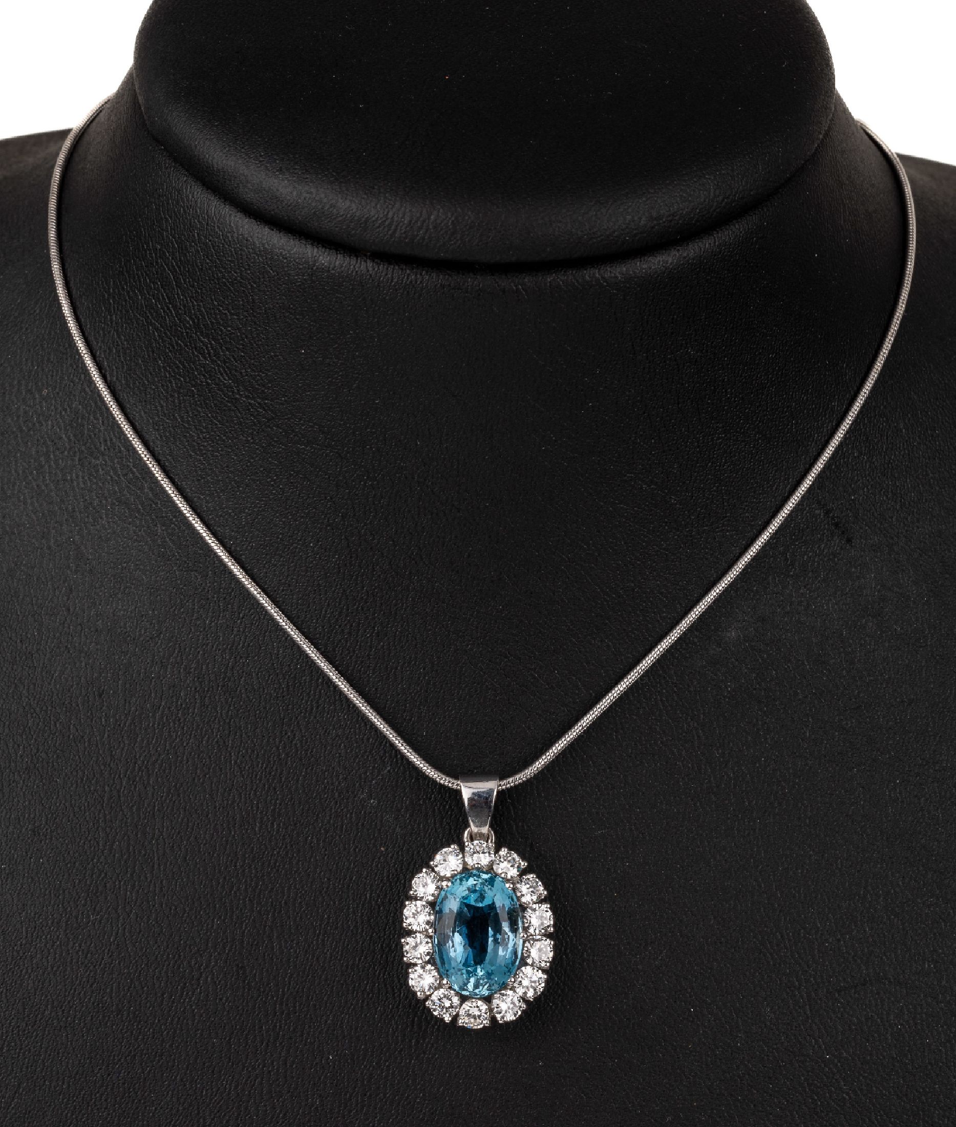 14 kt Gold Aquamarin-Brillant-Anhänger, WG 585/000, mittig ovalfacett. Aquamarin ca. 4.85 ct, umgeben von 14 Brillanten zus. ca. 1.70 ct hochfeines ...