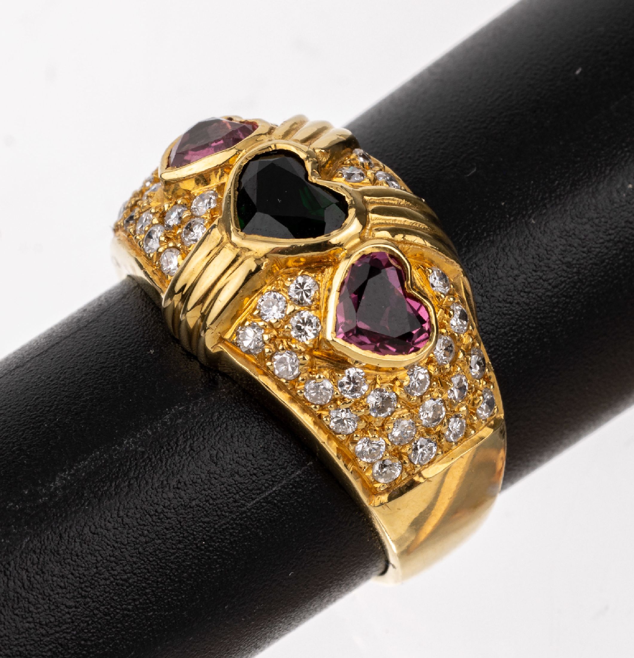 18 kt Gold Farbstein-Diamant-Ring, GG 750/000, 3 facett. Turmalinherze zus. ca. 1.35ct, umgeben von Brillanten zus. ca. 0.58 ct feines ...