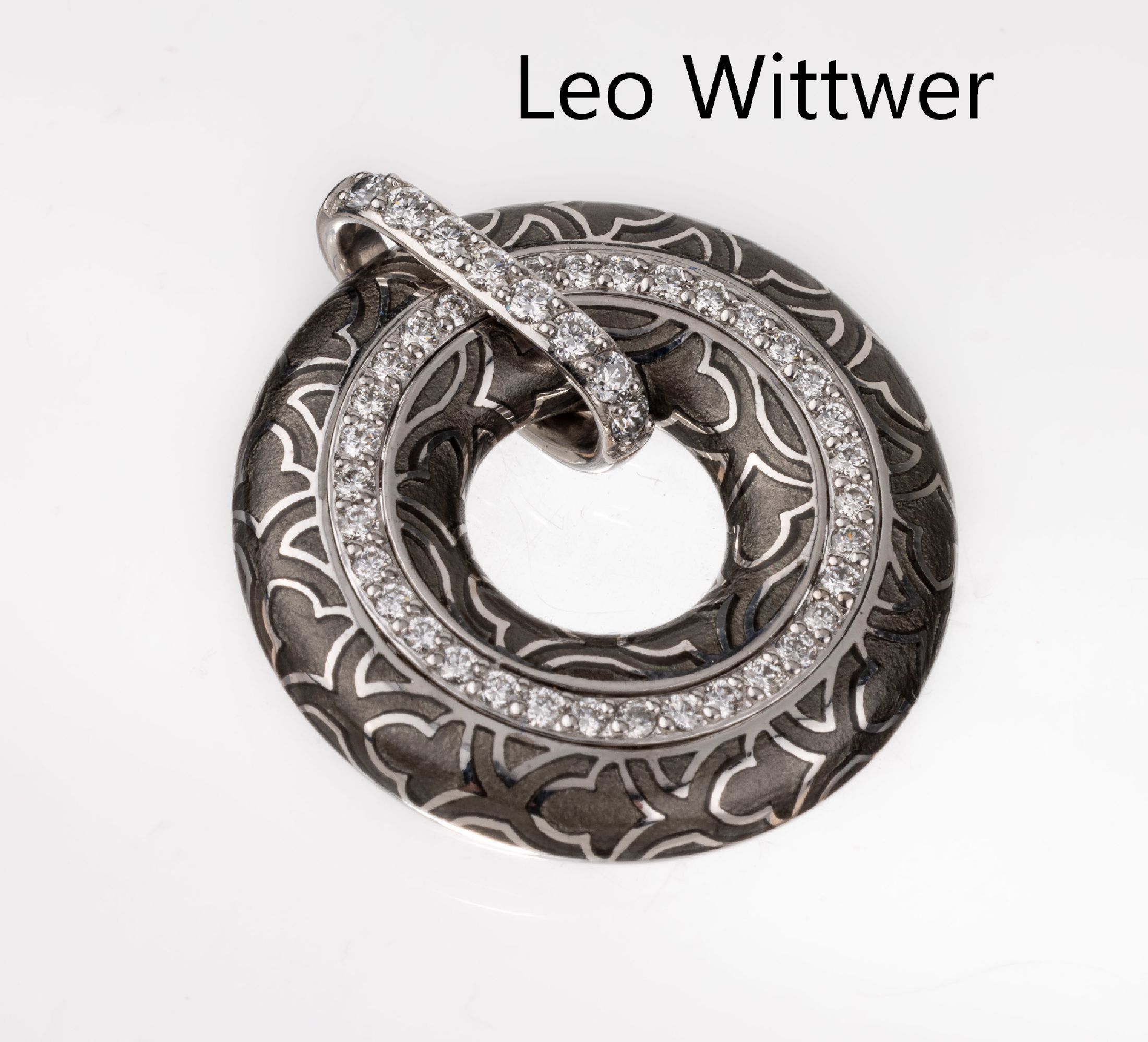 18 kt Gold LEO WITTWER Brillant-Anhänger, WG 750/000, rund, graues transluzides Email, Öse bewegl., 42 Brillanten zus. ca. 0.63 ct (grav.) feines ...