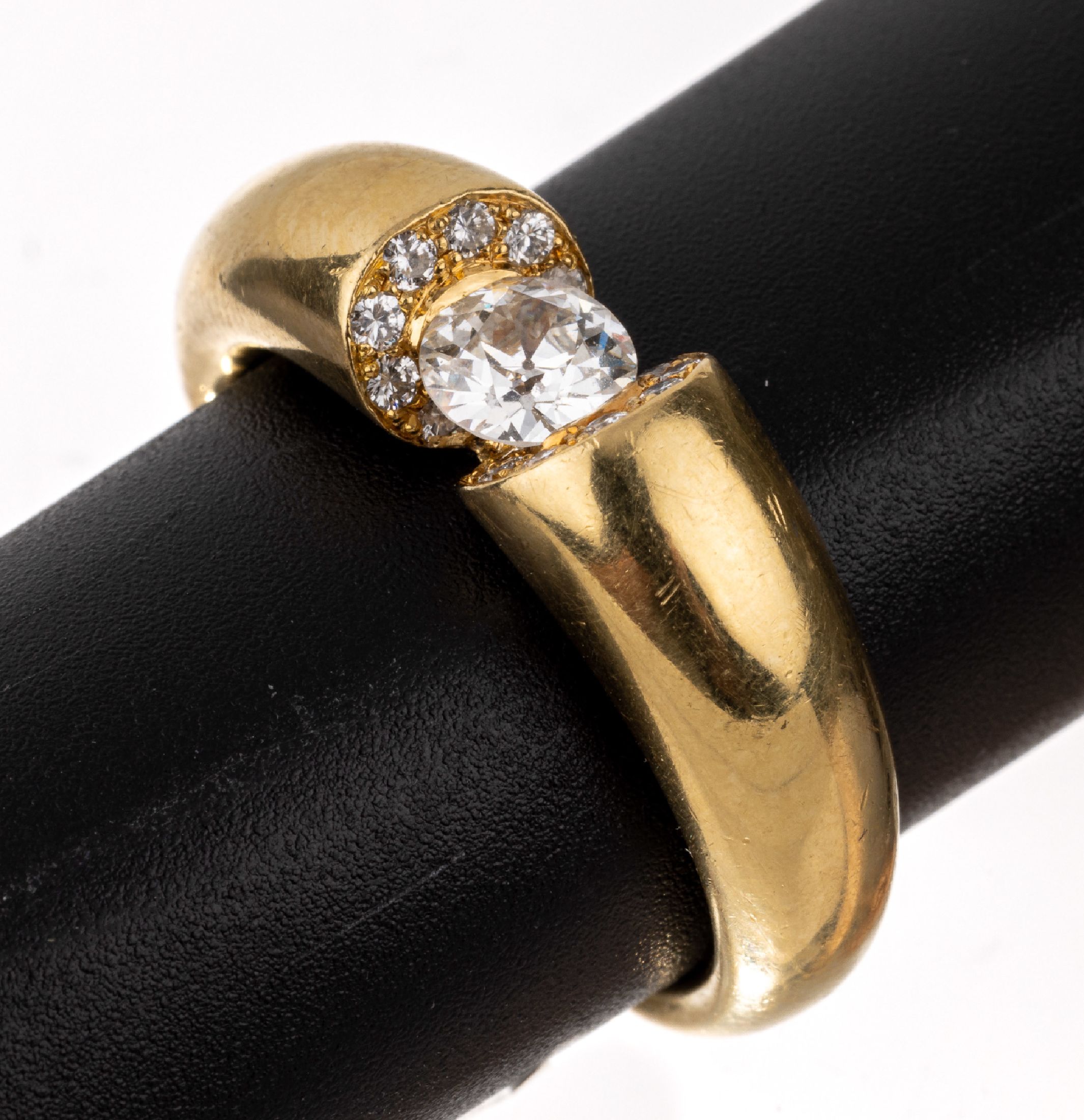 18 kt Gold Diamant-Ring, GG 750/000, Spannringoptik, mittig Altschliffdiamant ca. 0.66 ct (grav.) Weiß/si, 16 Brillanten zus. ca. 0.26 ct (grav.) ...