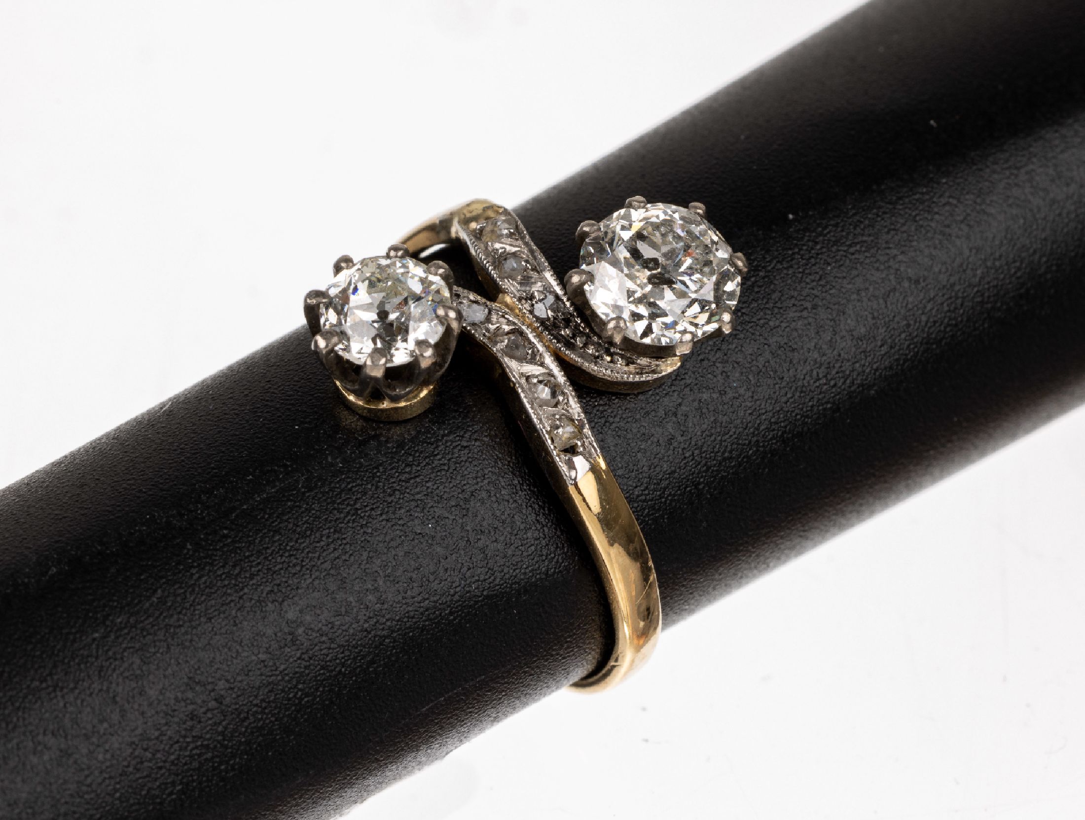 14 kt Gold Diamant-Ring, um 1870, GG 585/000, asymm. Ringschiene, 1 Diamant ca. 1.10 ct Weiß/p, 1 Diamant ca. 0.53ct Weiß/si, kleiner ...