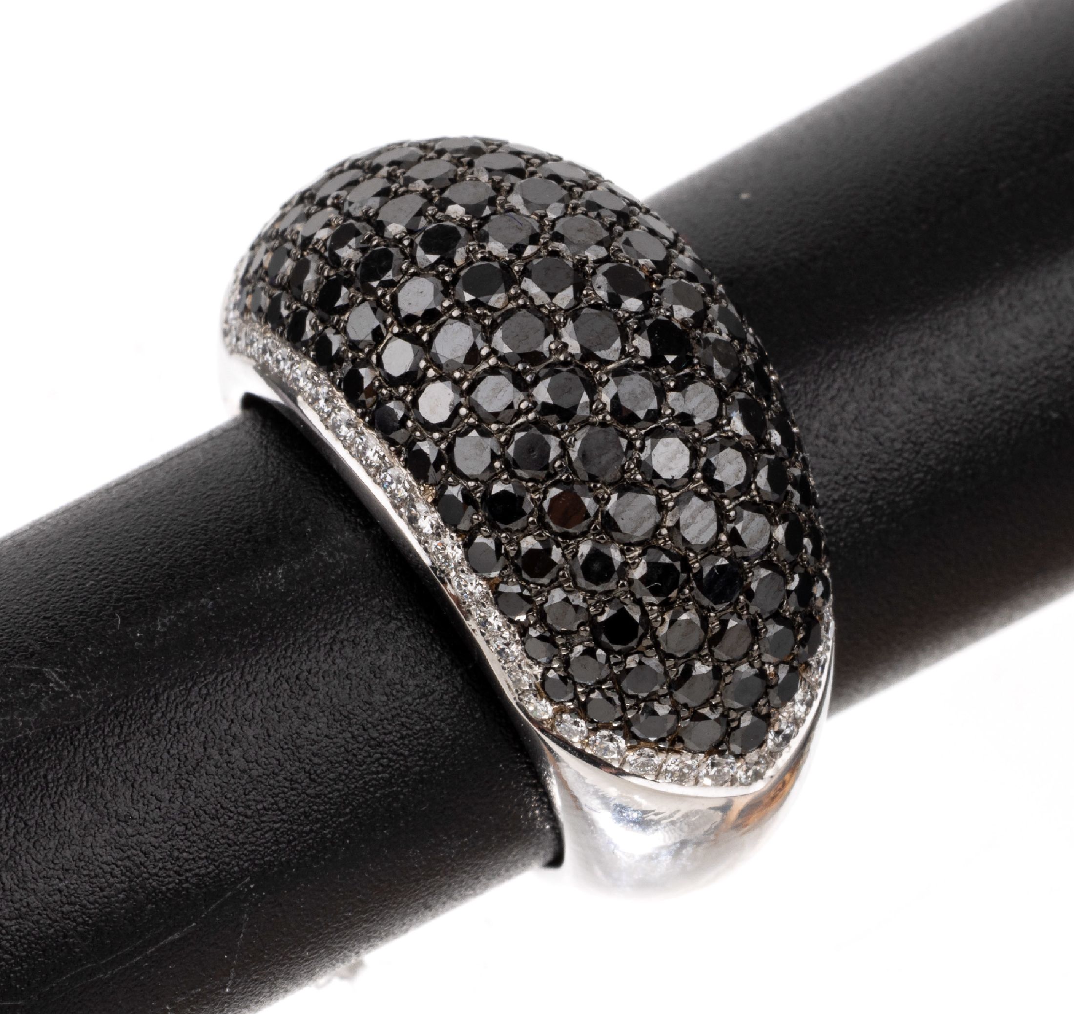 18 kt Gold Diamant-Ring, WG 750/000, 55 weiße Brillanten und 133 schwarze Diamanten (beh.) zus. ca. 3.5 ct, RW 54, ca. 10.6 g, Made in Italy