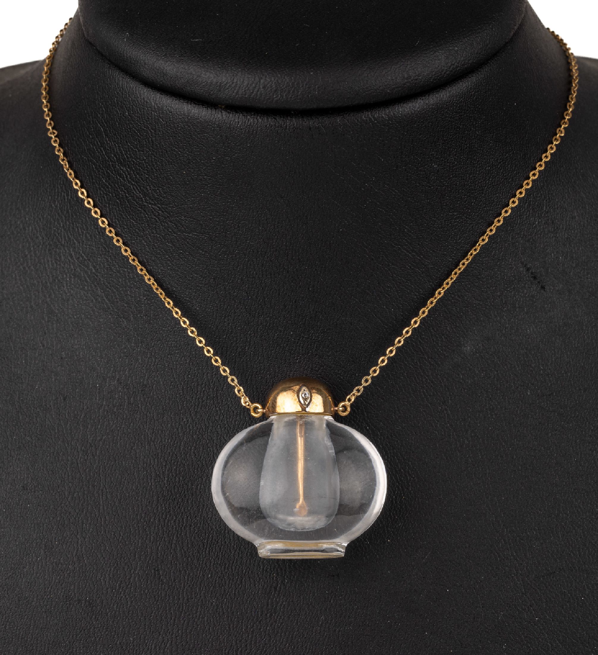 14 kt Gold Bergkristall-Collier, GG 585/000, Mittelteil in Form eines Flakons, Schraubdeckel mit 2 kl. Diamanten, L. ca. 39 cm, Federringschließe