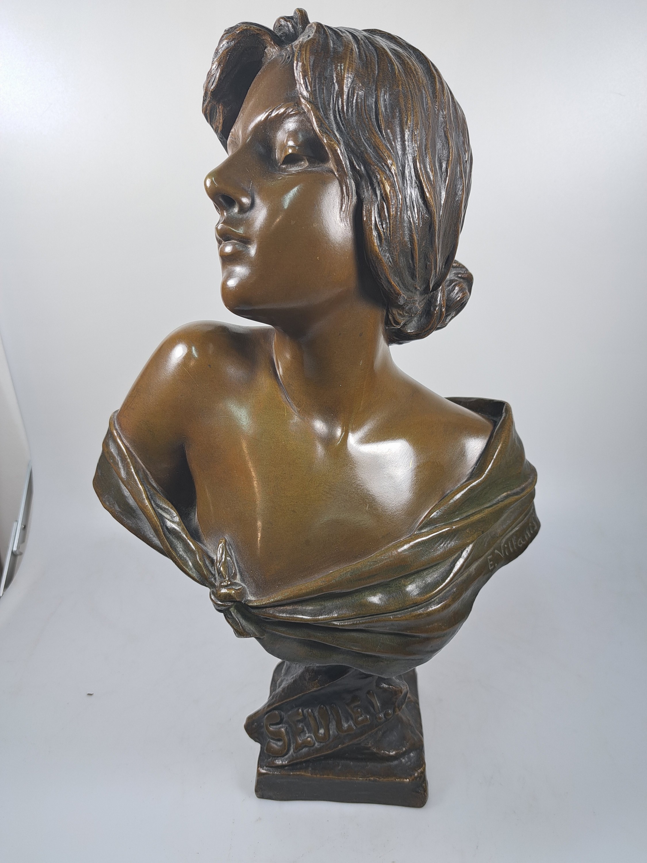 Detail a: Bronzefigur "Seule !" von Emmanuel Villanis (1858-1914), typische Jugendstilfigur, Frauenbüste mit melancholischem Blick, signiert, ...